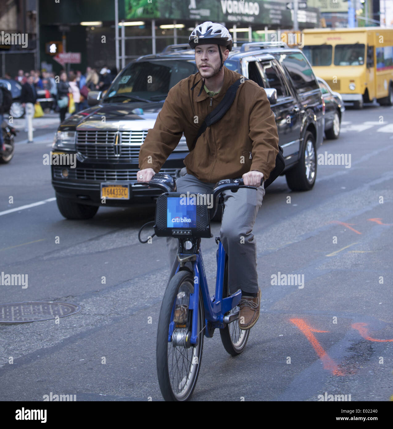 L'homme sur un vélo de Citi sur 7th Ave. à Midtown Manhattan. Banque D'Images