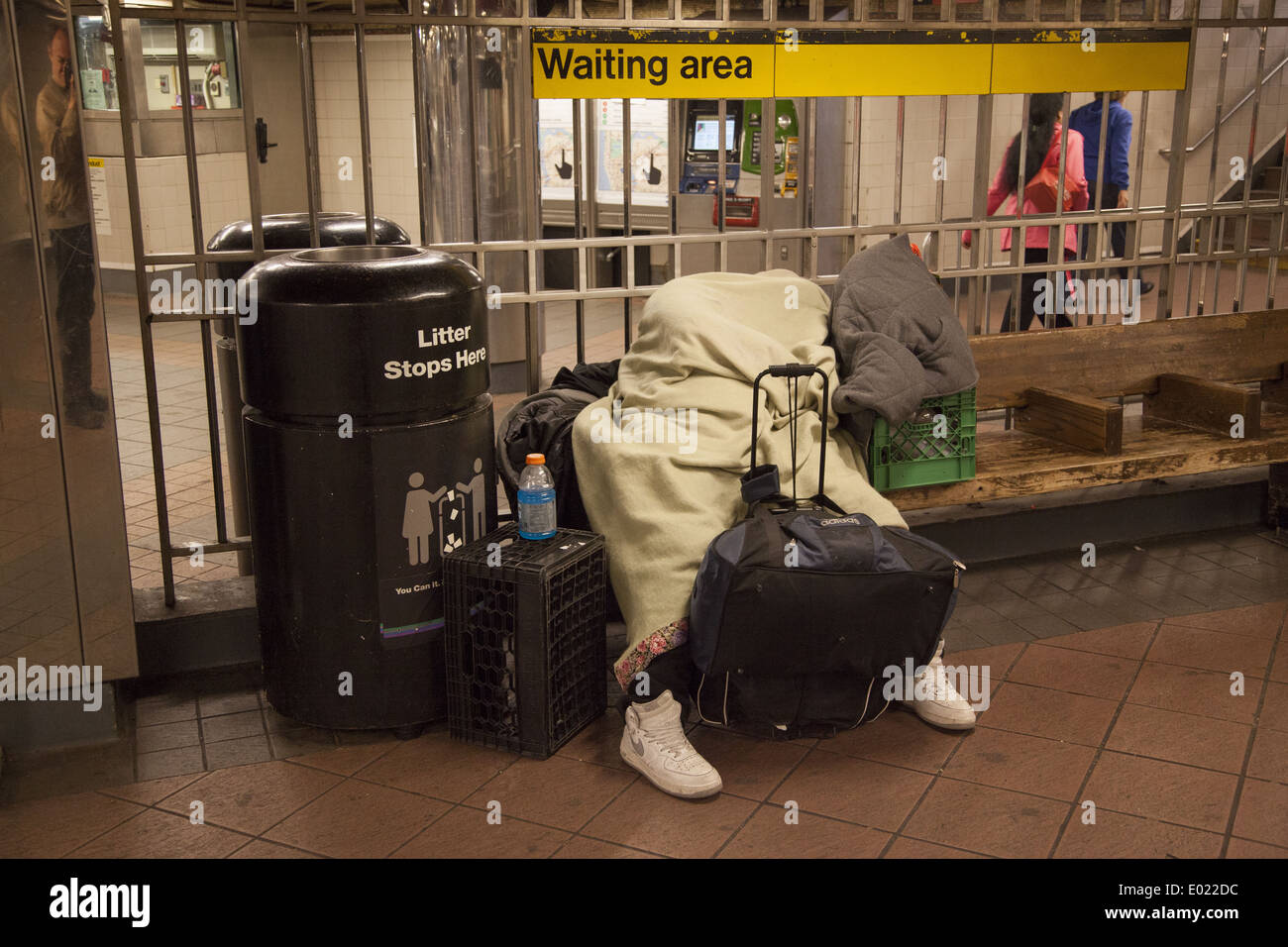 Personne sans-abri ont campé dans la 34th Street. Subvway Station de New York City. Banque D'Images