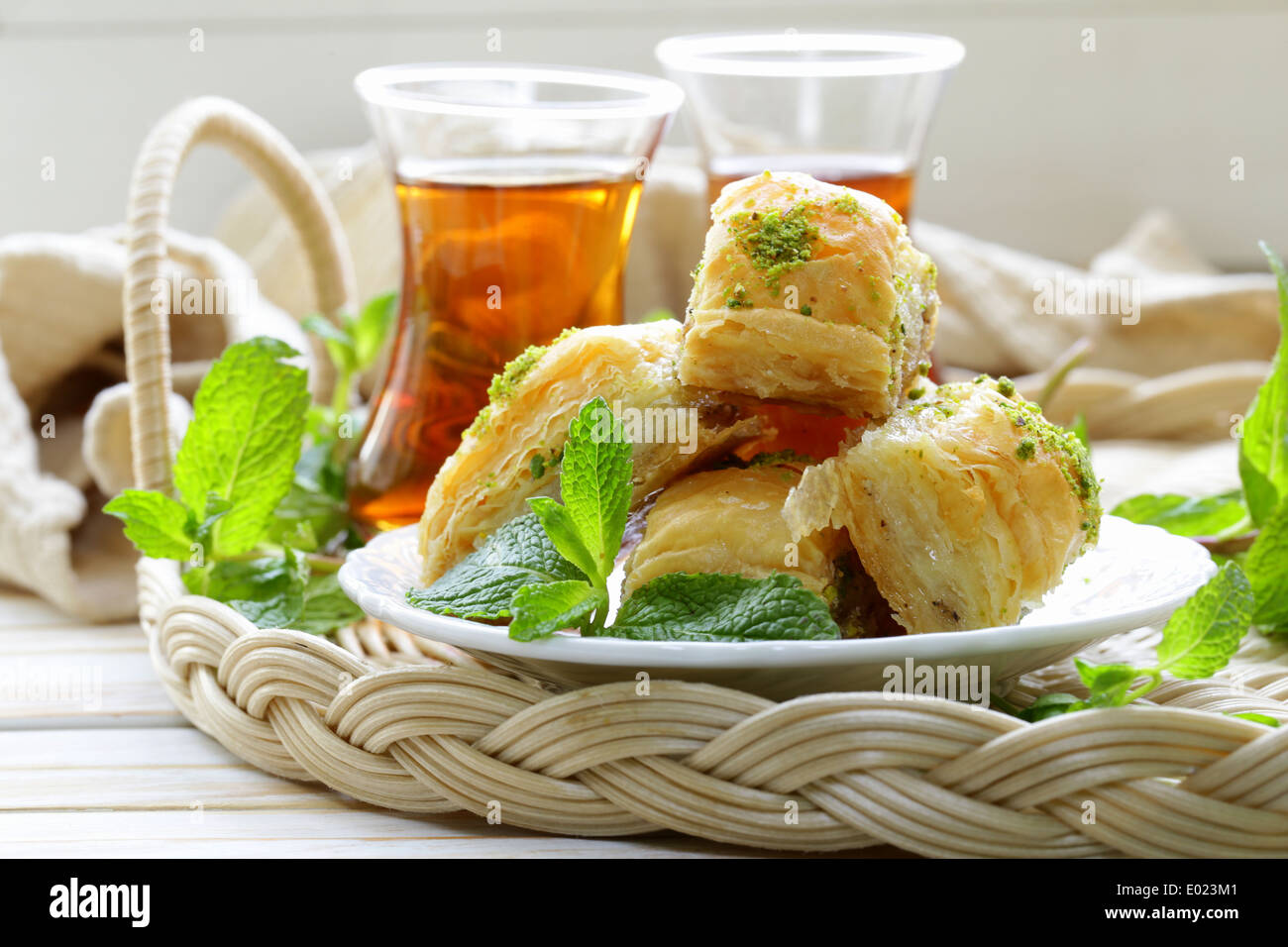 L'arabe turc traditionnel dessert - baklava au miel et pistaches Banque D'Images