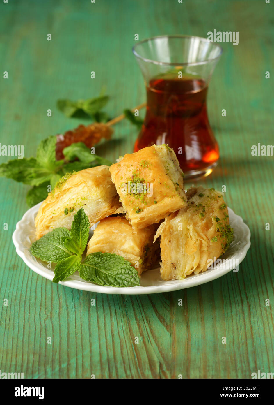 L'arabe turc traditionnel dessert - baklava au miel et pistaches Banque D'Images
