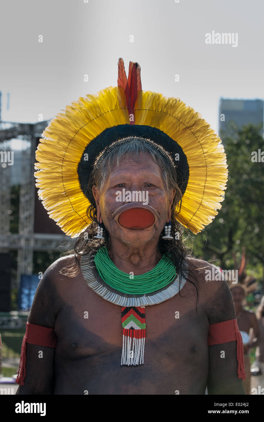 Chef Kayapo Raoni Txucarrhamae avec headress jaune. Le Sommet des peuples à la Conférence des Nations Unies sur le développement durable, Rio de Janeiro, Brésil, 16 juin 2012. Banque D'Images