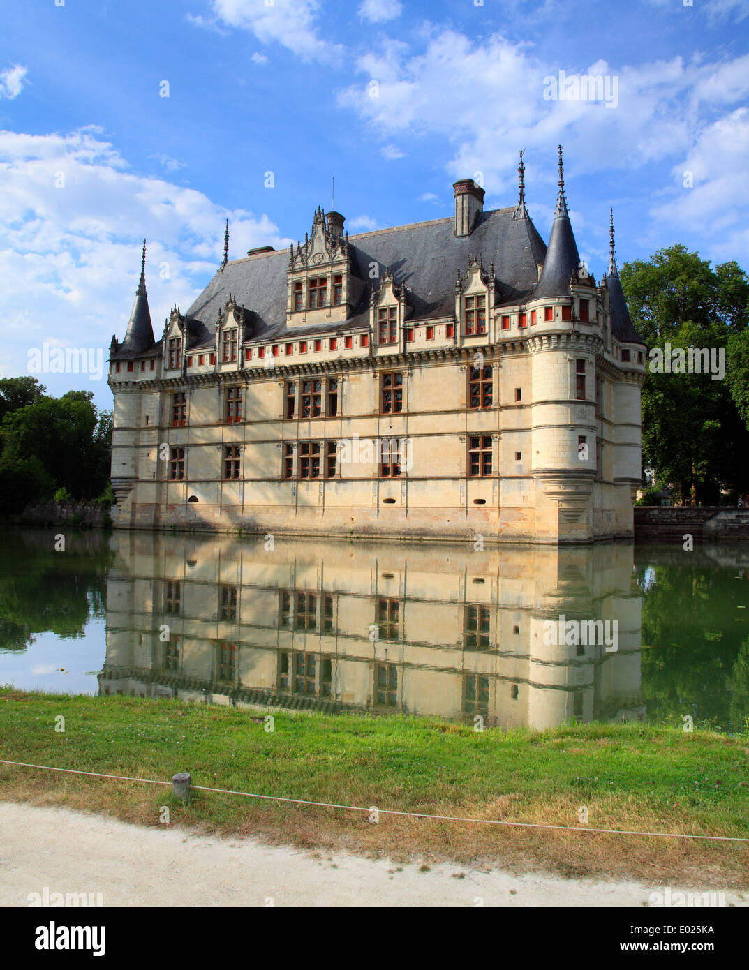 Photo du chateau d'Azay-le-Rideau, situé sur une île dans l'Indre, vallée de la Loire, France Banque D'Images