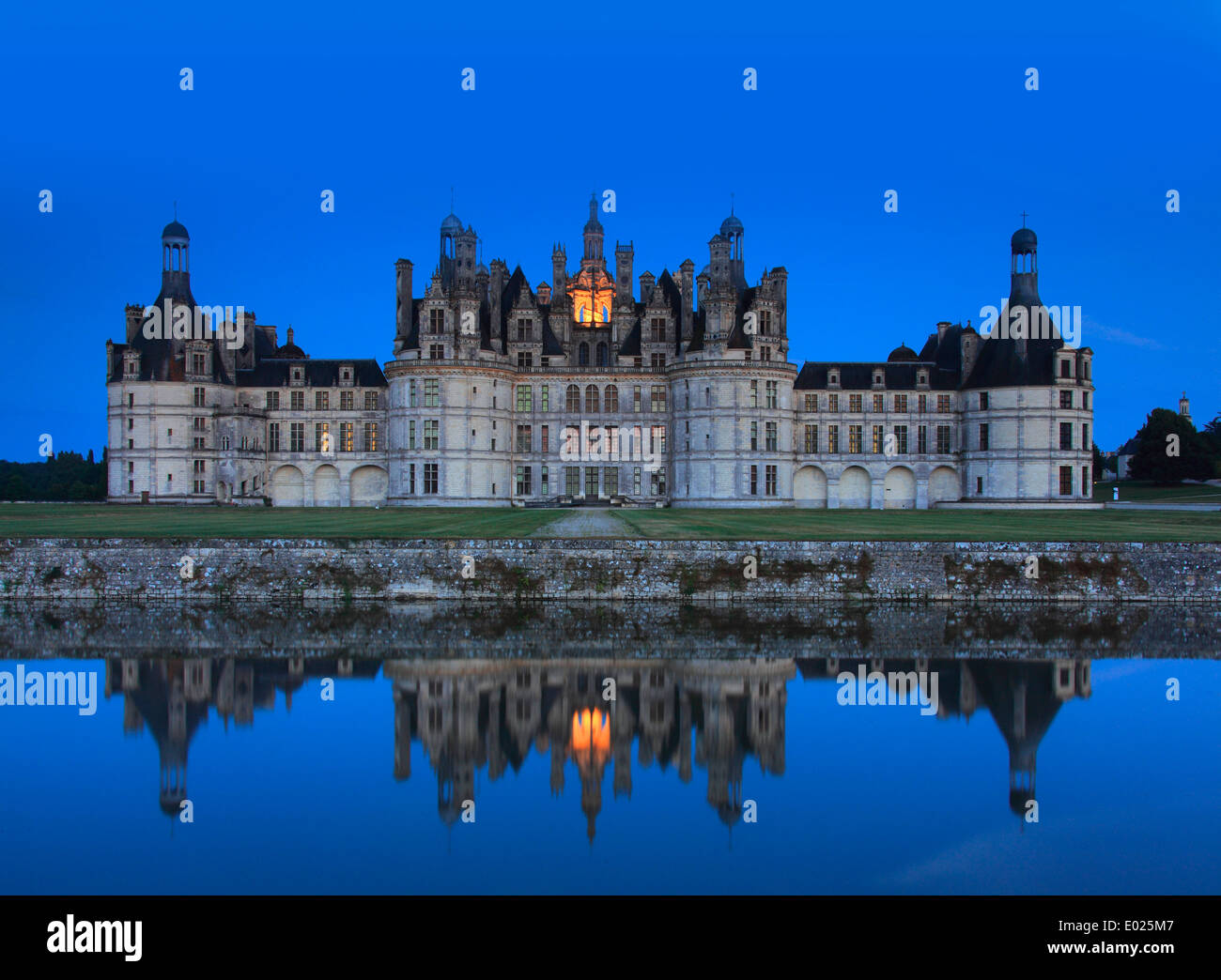 Photo de la façade nord du château de Chambord, ce qui reflète en soirée et de nuit l'éclairage, Chambord, Loire, France Banque D'Images