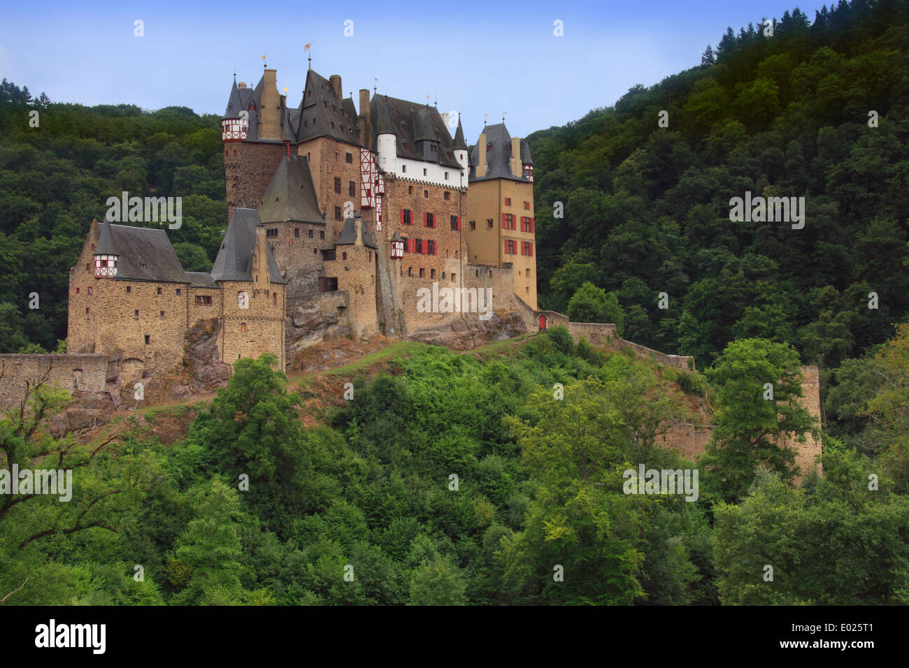 Le château de Burg Eltz, situé entre Coblence et Trèves, Allemagne, est situé sur un rocher au milieu de la vallée de la Moselle R Banque D'Images