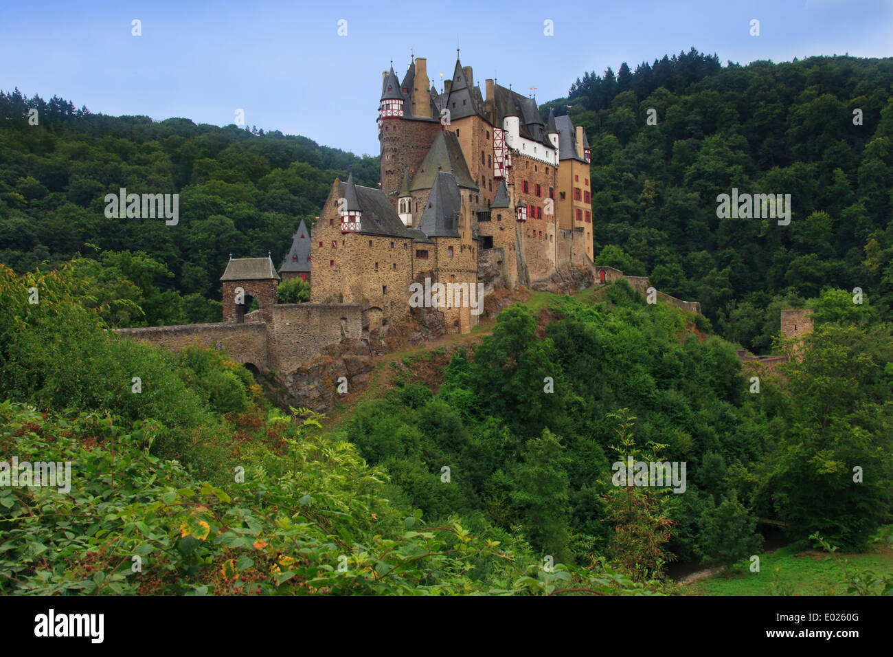 Le château de Burg Eltz, situé entre Coblence et Trèves, Allemagne, est situé sur un rocher au milieu de la vallée de la Moselle R Banque D'Images