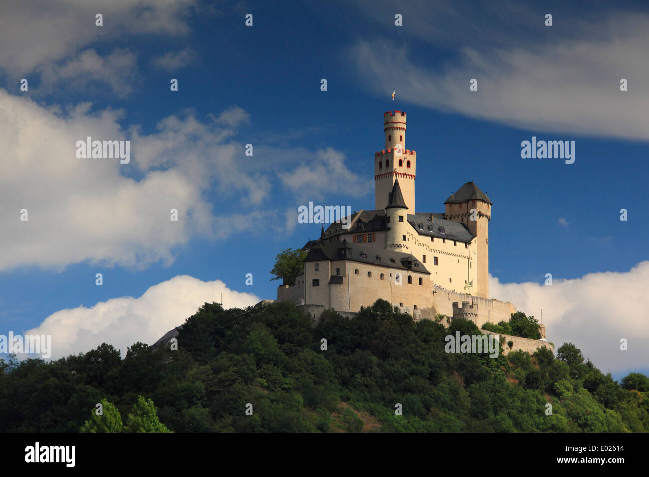 Photo de forteresse de marksburg, centrale du Rhin, au-dessus de Kobern-gondorf, Allemagne Banque D'Images