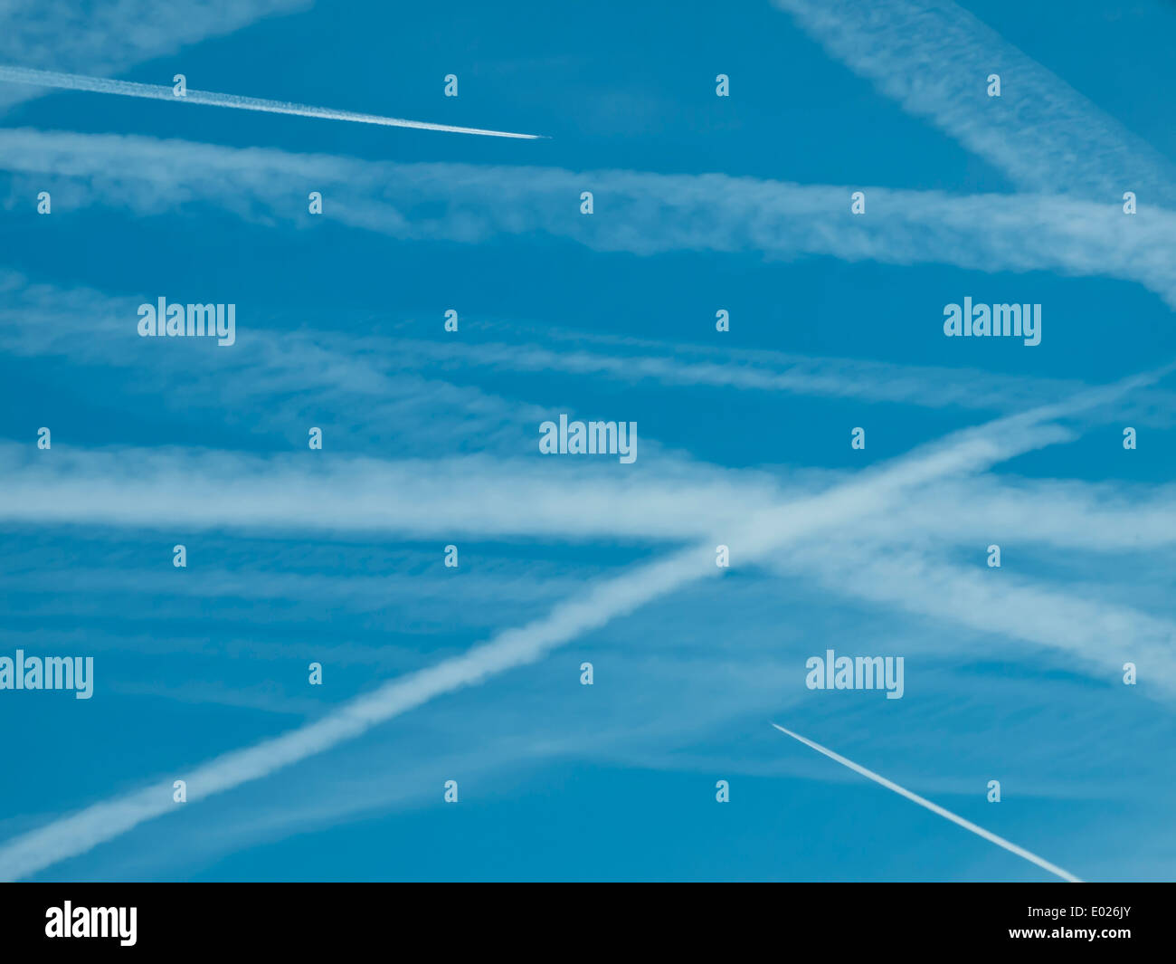 Schéma des traînées de nombreux sentiers et de vapeur d'avions dans le ciel bleu. Banque D'Images