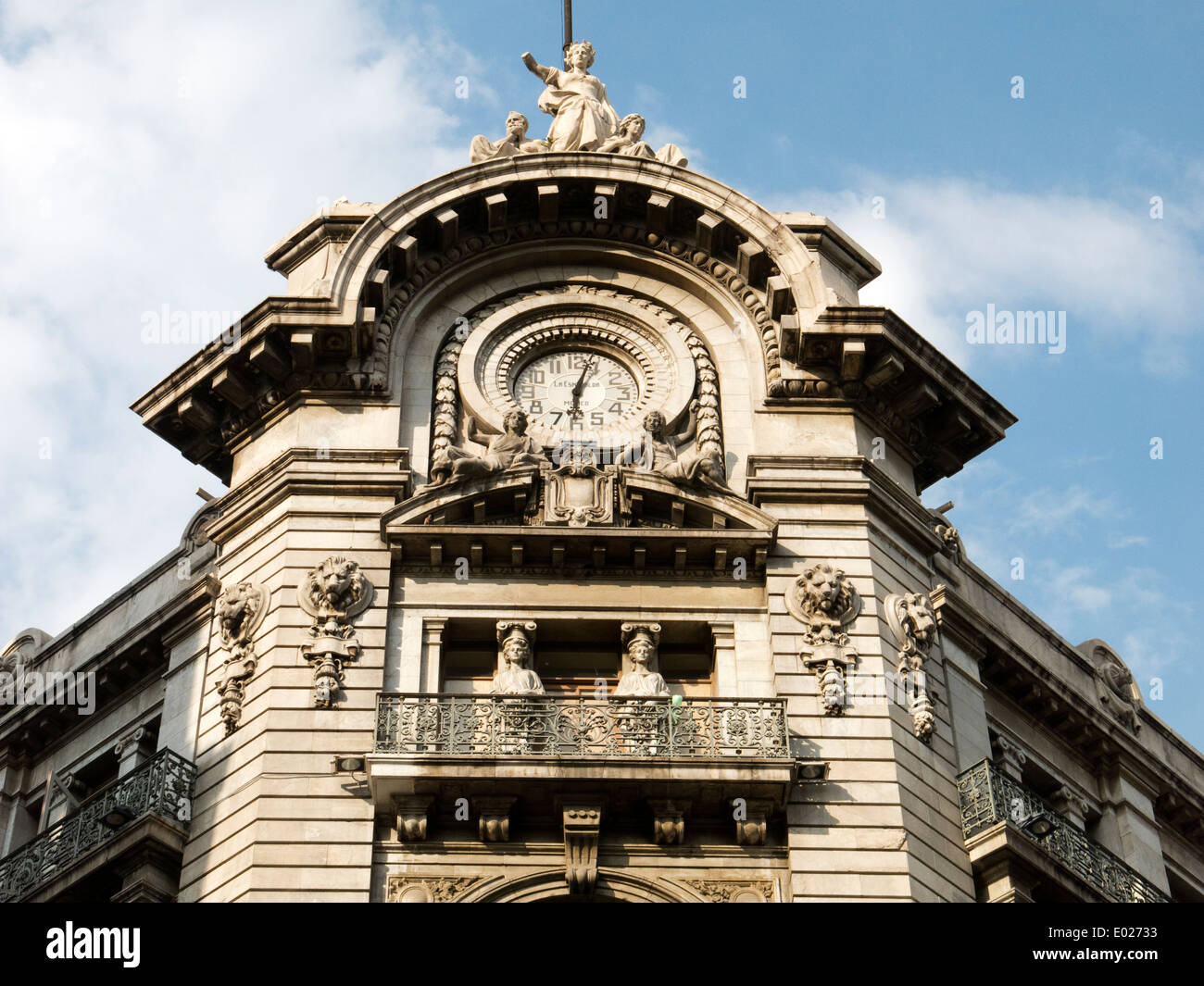 Bâtiment ancien et son horloge au centre-ville de Mexico Banque D'Images