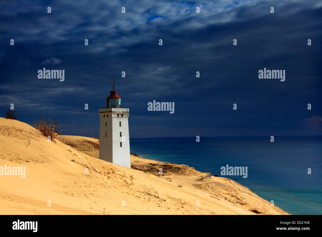 Rubjerg knude photo de phare sur la côte de Mer du nord avec ciel de tempête Banque D'Images