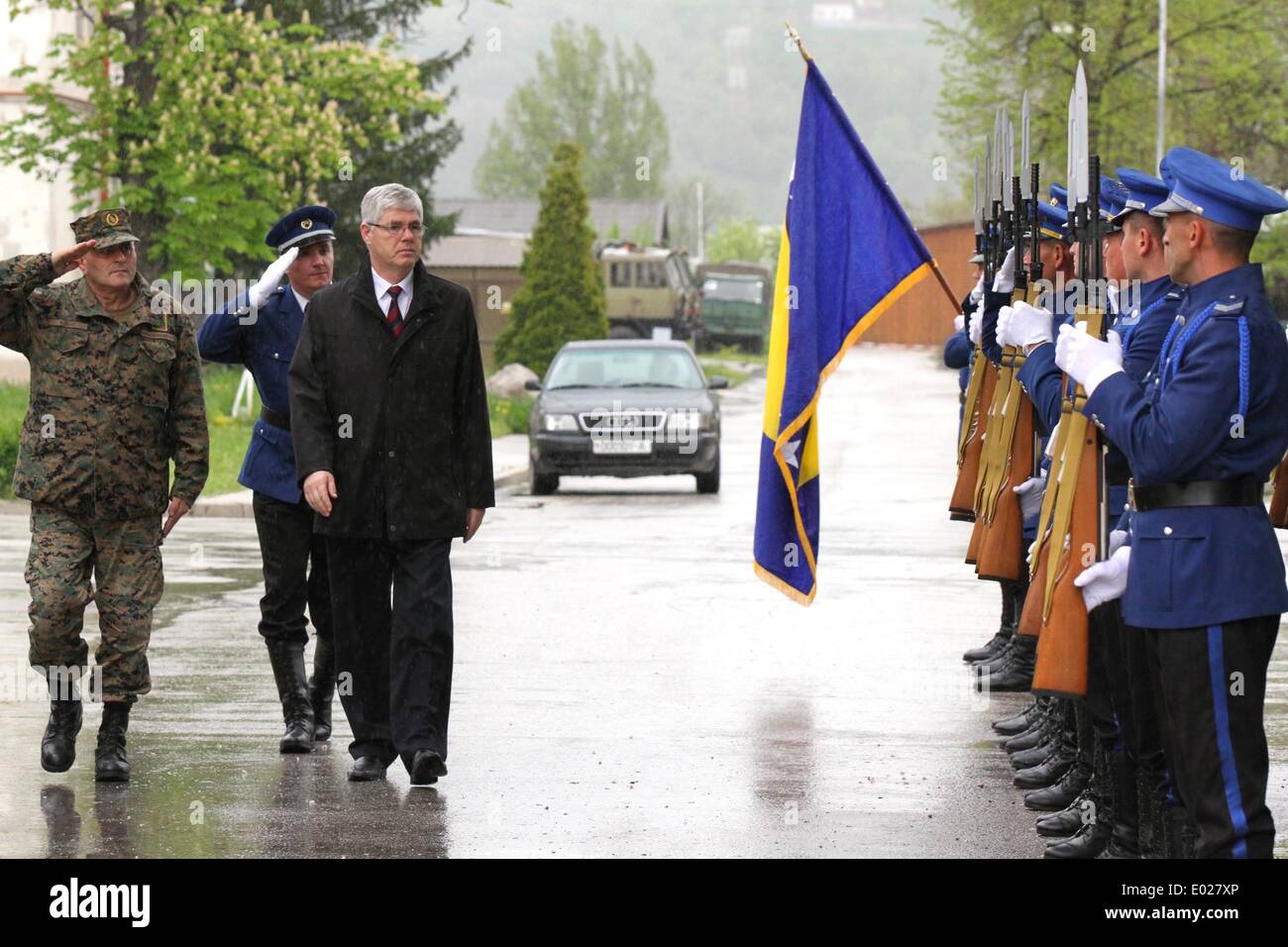 Sarajevo, Bosnie-Herzégovine. Apr 29, 2014. Le ministre de la défense de Bosnie-Herzégovine Osmique Zekerijah (3L) arrive en base militaire à Rajlovac, près de Sarajevo, Bosnie-Herzégovine, le 29 avril 2014. Credit : Haris Memija/Xinhua/Alamy Live News Banque D'Images
