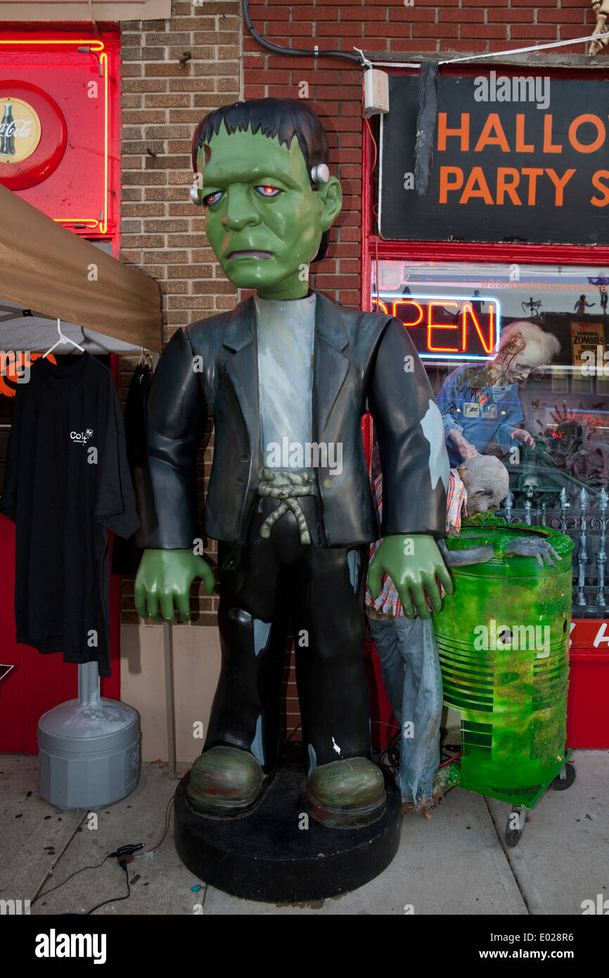 Frankenstein devant un magasin. Banque D'Images