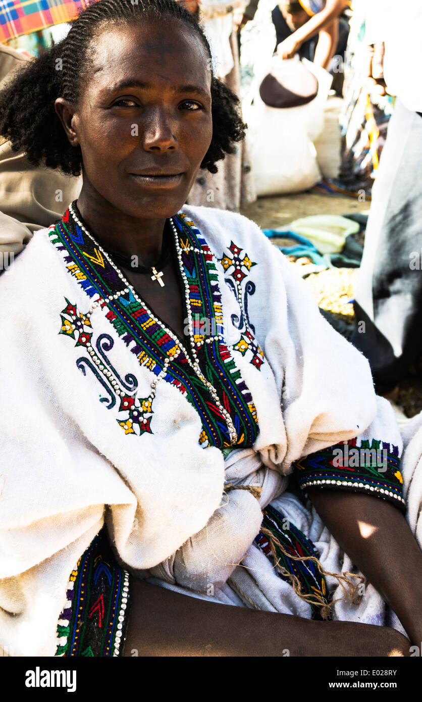 Une belle femme Tigrinya habillée d'une robe traditionnelle tigré au marché animé de Mekele. Banque D'Images