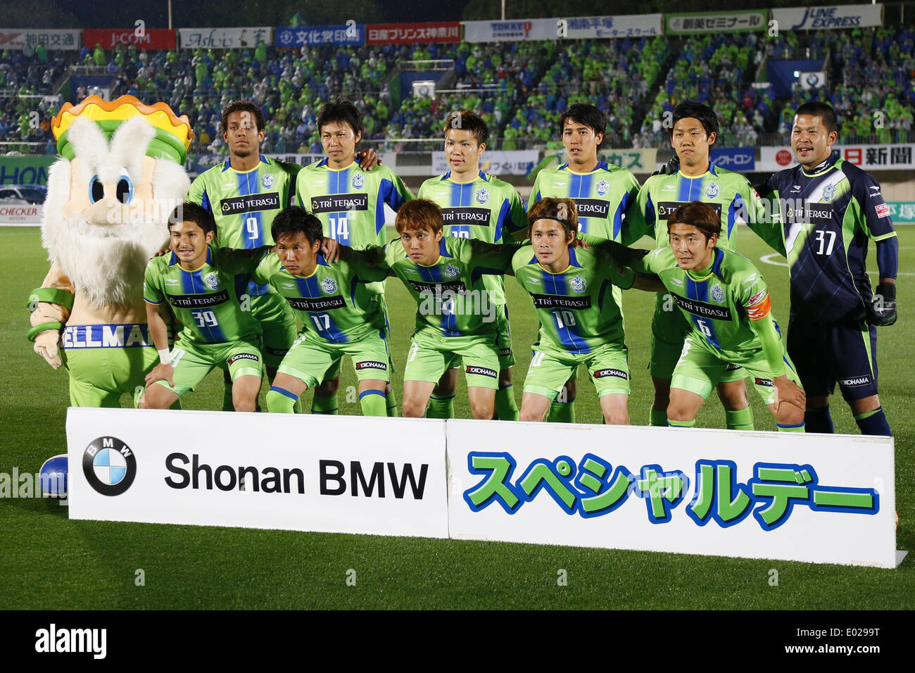 Shonan Hiratsuka Stade BMW, Kanagawa, Japon. Apr 29, 2014. Shonan Bellmare ligne Groupe de l'équipe en place, le 29 avril 2014 - Football : Football /2014 J.LEAGUE Division 2 match Shonan Bellmare entre Kyoto Sanga FC 3-0 au Stade BMW Shonan Hiratsuka, Kanagawa, Japon. © AFLO SPORT/Alamy Live News Banque D'Images