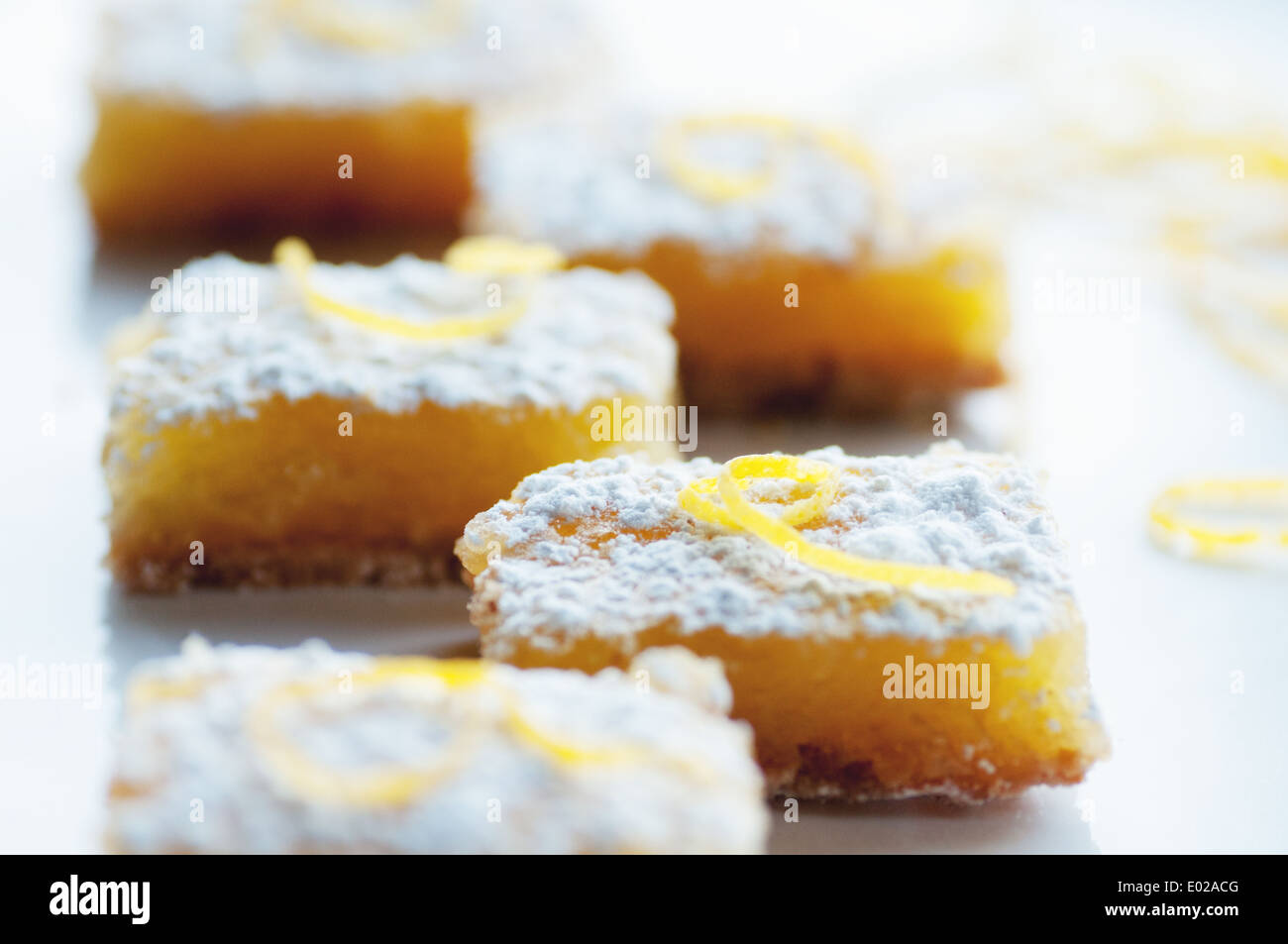 Sweet lemon zest de citron et décorer avec des barres de sucre glace Banque D'Images