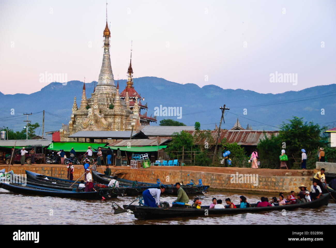 Un temple sur la rive du fleuve de la ville de Nyaung Shwe, au Lac Inle Banque D'Images