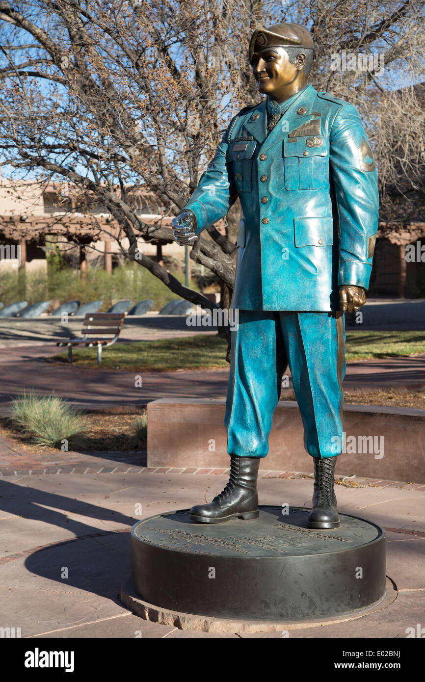 Statue en bronze et en acier inoxydable de Arthur Leroy Petry (médaille d'honneur du bénéficiaire) par George Rivera à Santa Fe l'Hôtel de Ville. Banque D'Images
