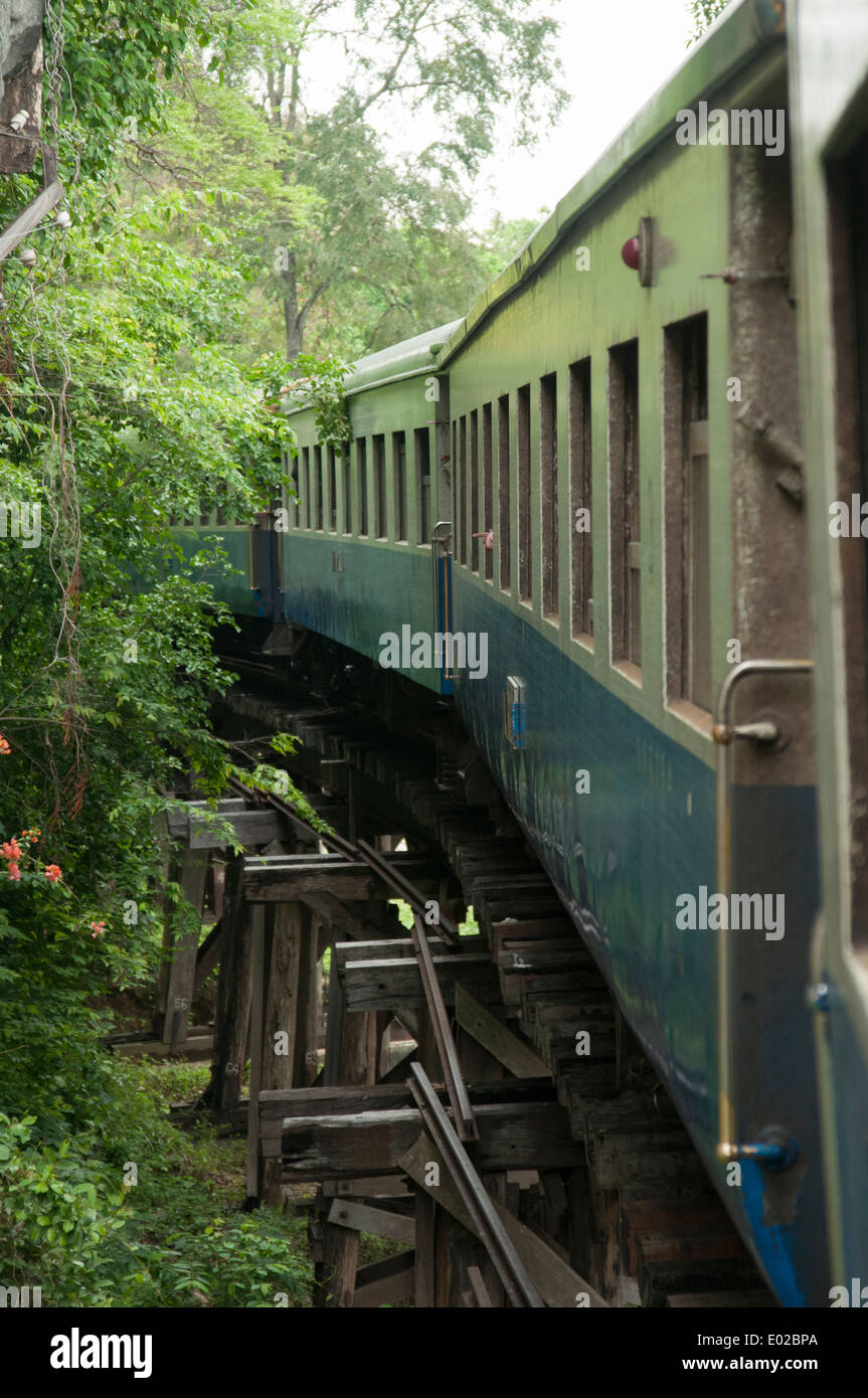 Train touristique fonctionnant sur une section restaurée du célèbre chemin de fer de la mort à l'ouest de Kanchanaburi, Thaïlande Banque D'Images