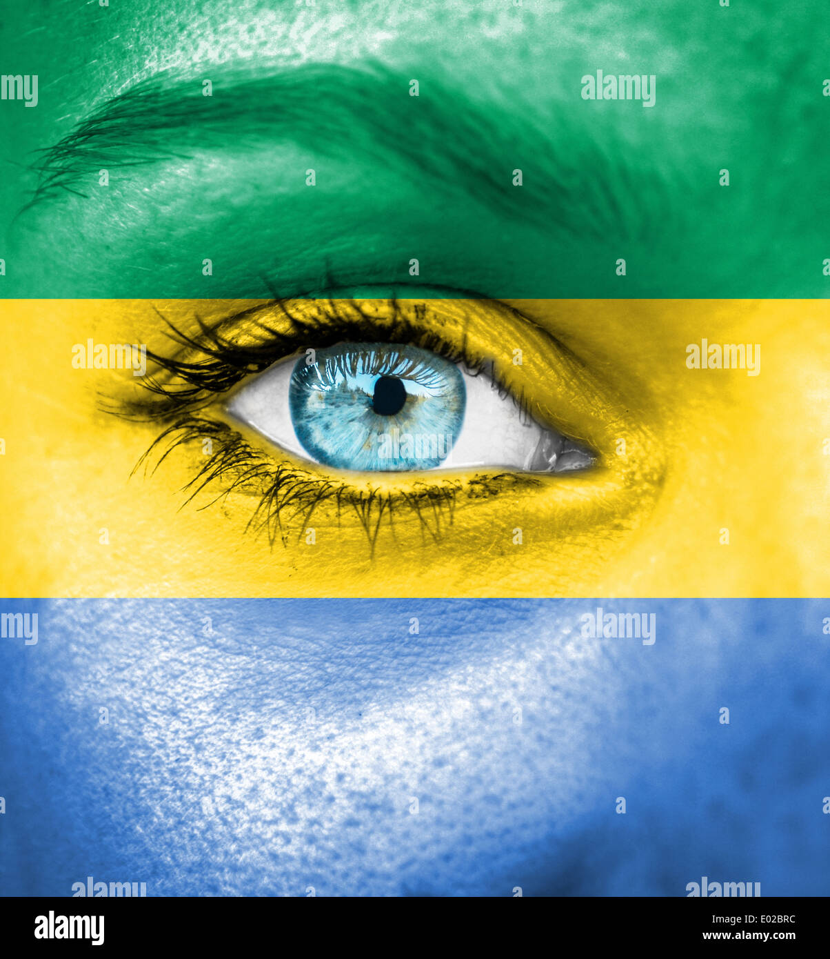 Visage peint avec un drapeau du Gabon Banque D'Images