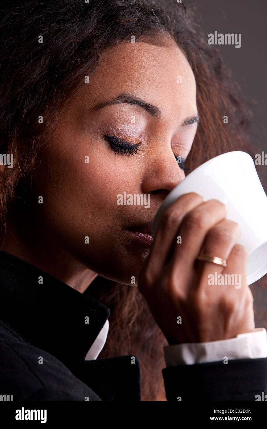 Belle femme ayant une tasse de café à se détendre Banque D'Images