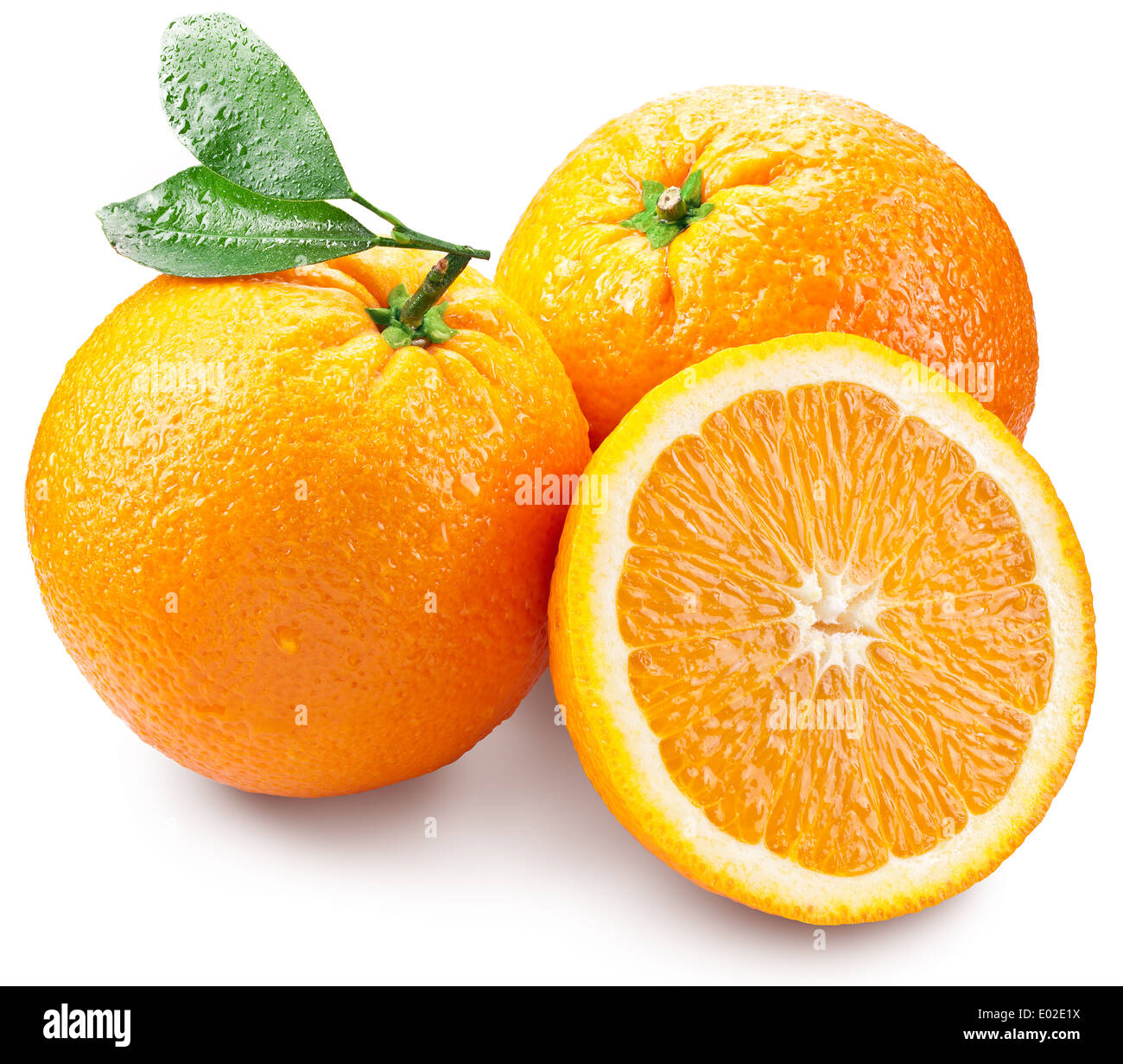 Les oranges avec slice et feuilles isolées sur un fond blanc. Image avec une profondeur de champ maximale. Banque D'Images