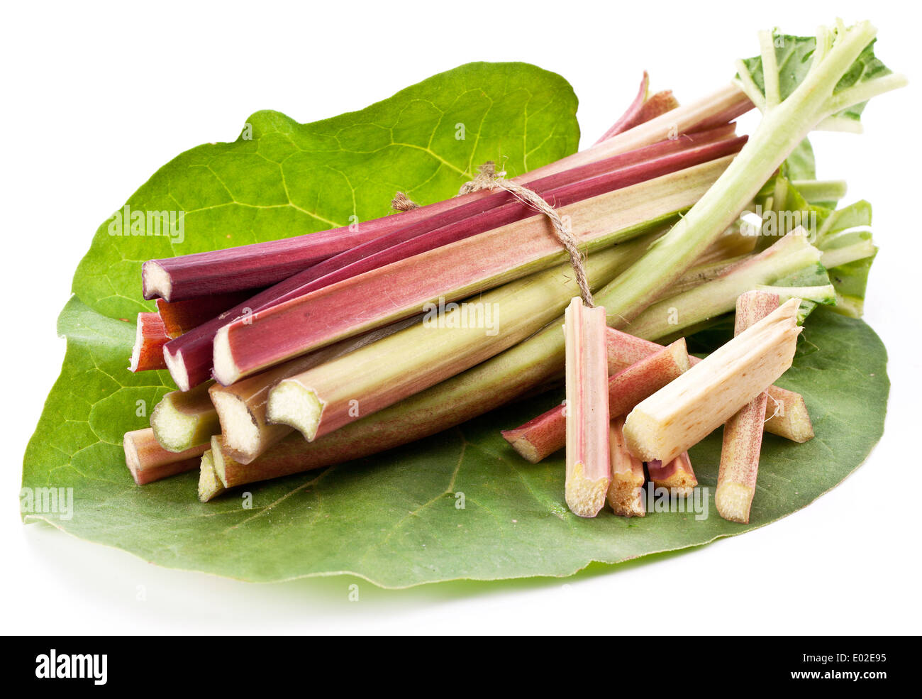 Les tiges de rhubarbe sur un fond blanc. Banque D'Images