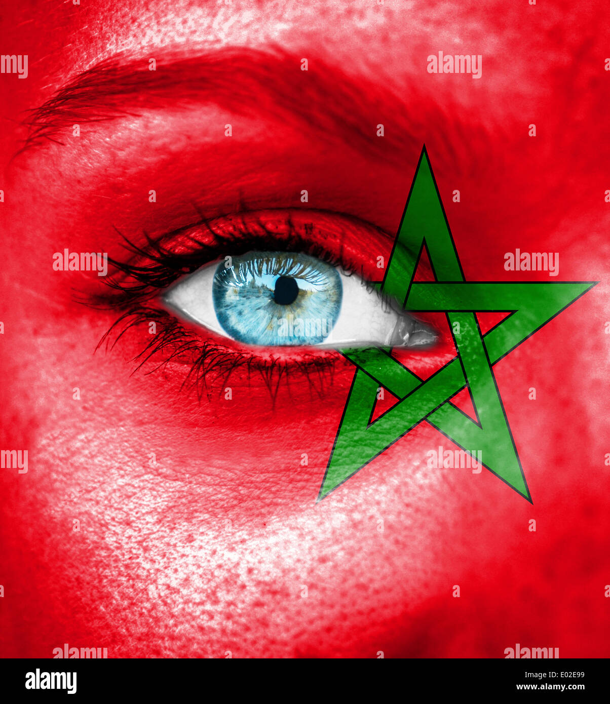 Visage peint avec un drapeau du Maroc Banque D'Images