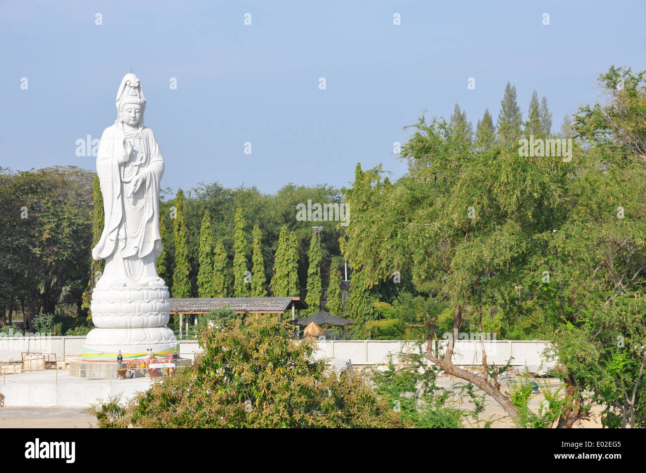 Statue de Bouddha en marbre blanc sur la rivière Mae Klong, Kanchanaburi, Thaïlande. Banque D'Images