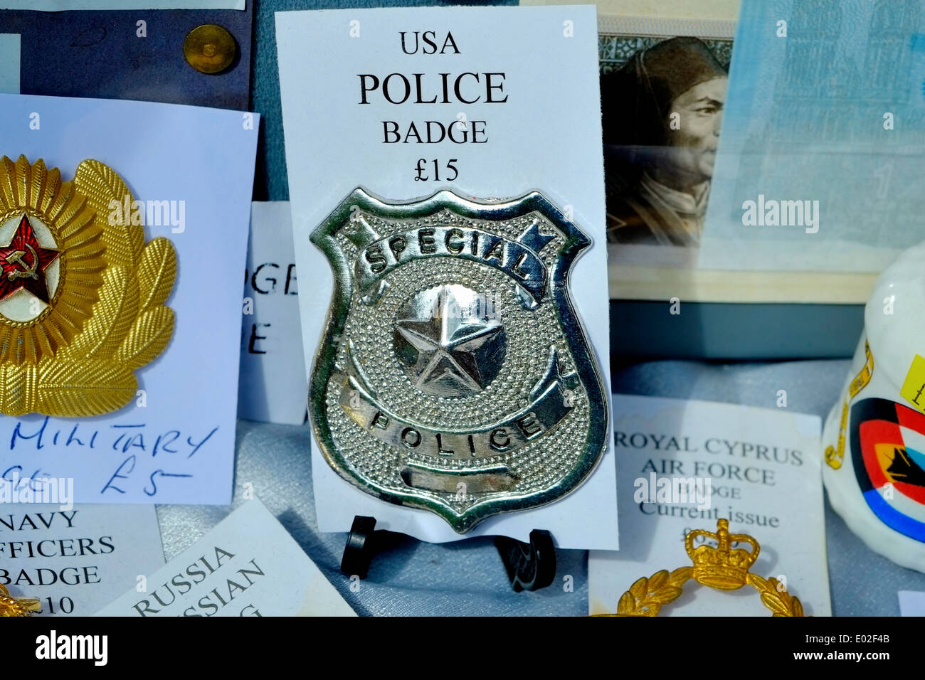 Un badge Badge Police USA à vendre pour $15. Matlock, Derbyshire, Angleterre, Royaume-Uni Banque D'Images