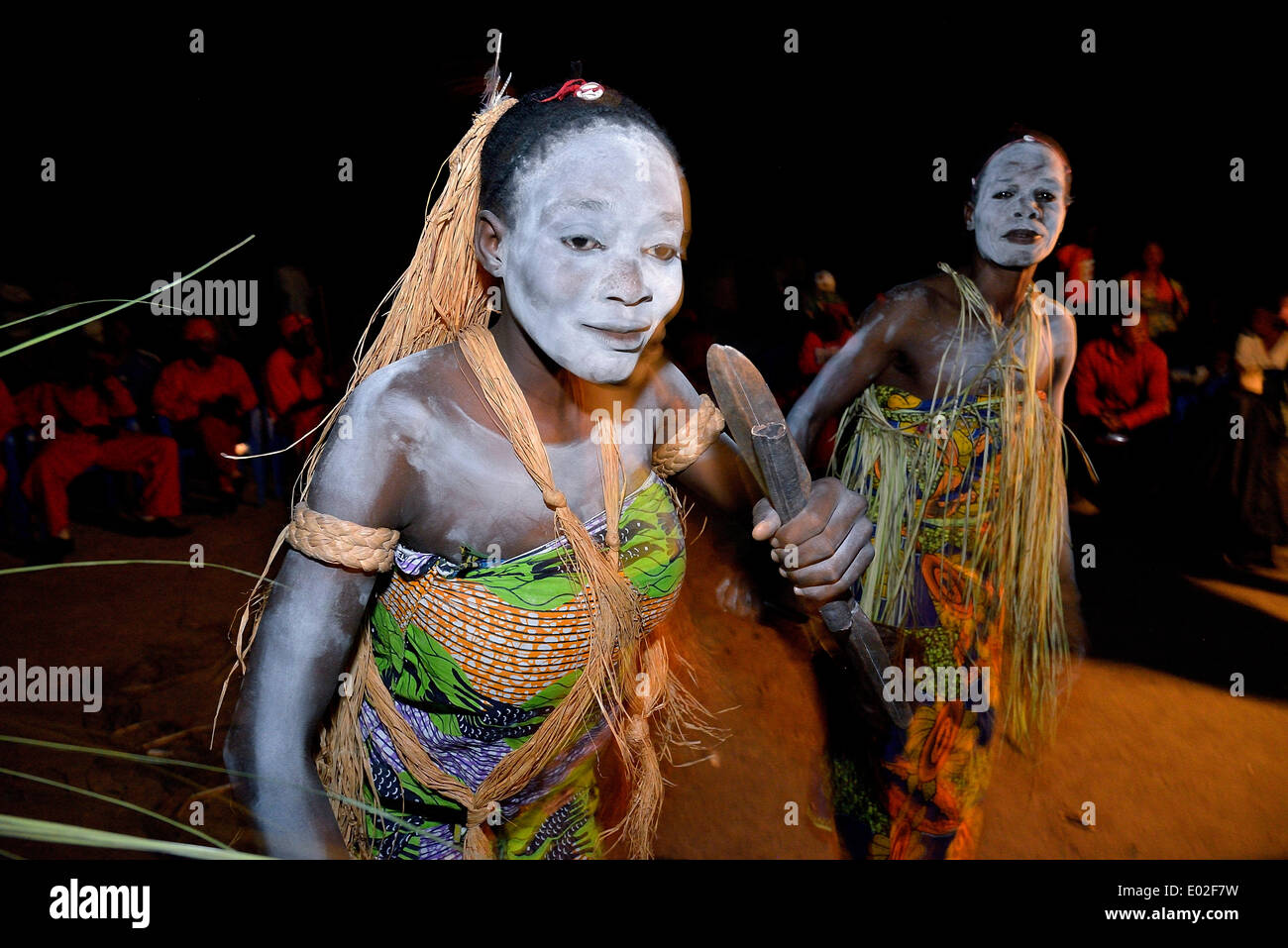 Femmes malades danse une danse de guérison, guérison cérémonie, Nkala, province de Bandundu, République démocratique du Congo Banque D'Images