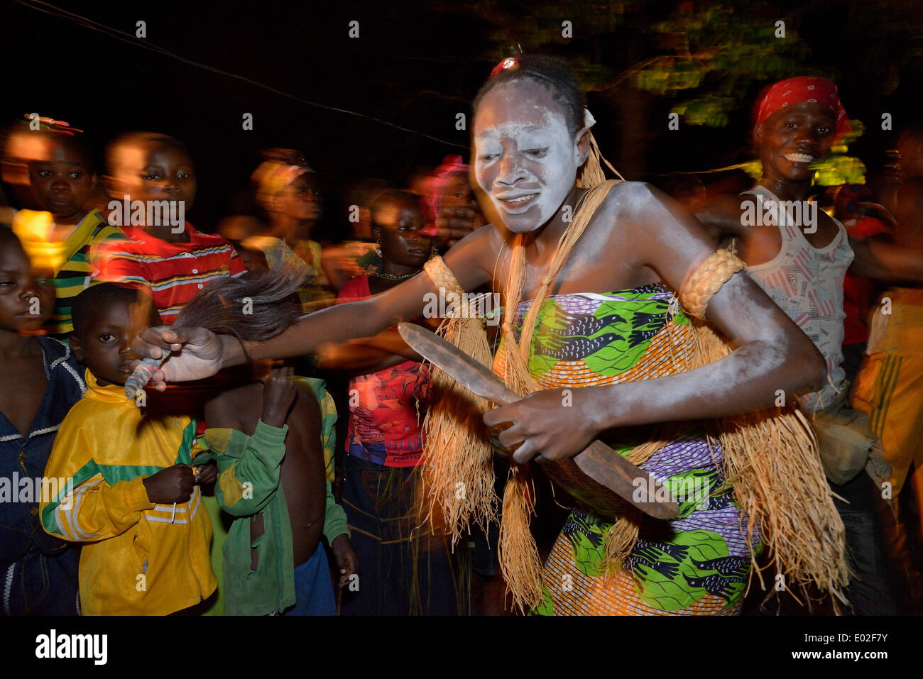 Femme malade danse une danse de guérison, guérison cérémonie, Nklala, province de Bandundu, République démocratique du Congo Banque D'Images