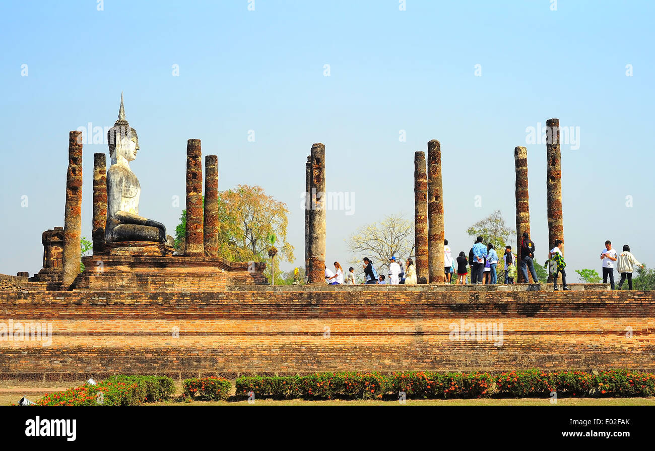 Les touristes visitant Sukhotaï Parc historique. Banque D'Images