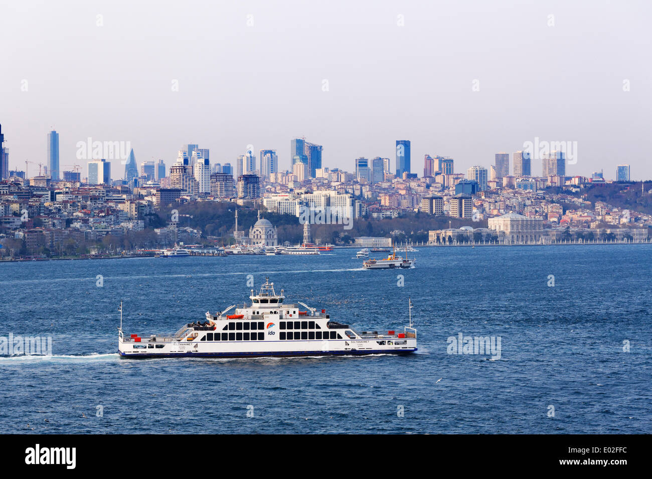 Car-ferry sur le Bosphore et les districts de Besiktas et Sisli avec Palais de Dolmabahçe, à Istanbul, à côté européen, Turquie Banque D'Images