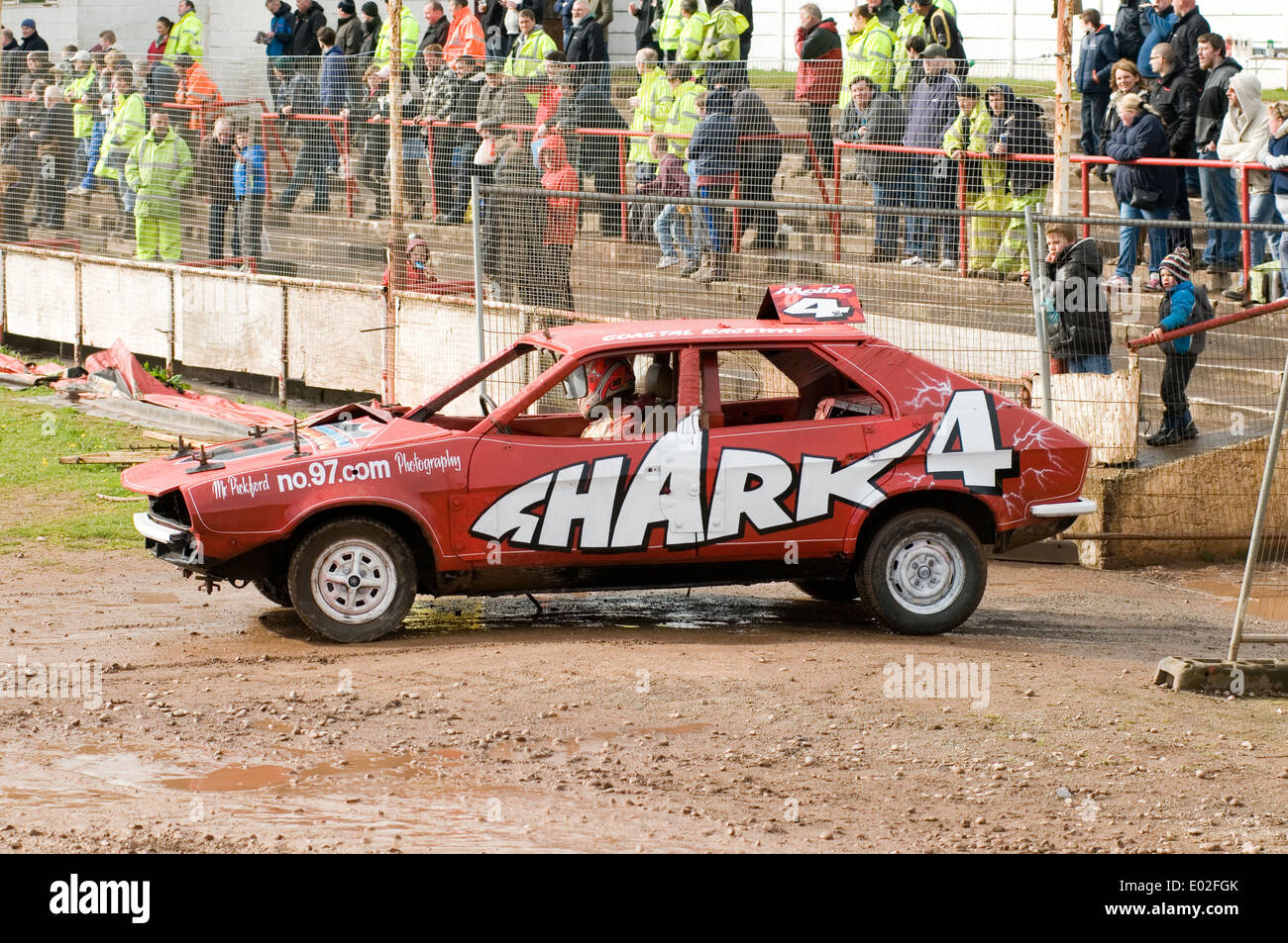 Austin princess voiture voitures bl British Leyland rubbish junk scrap banger racing courses course derbys Derby de démolition à rayures Banque D'Images