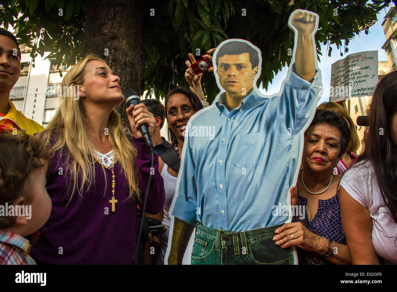 Caracas, 29 avril. Feb 18, 2014. Lilian Tintori (2L), épouse du chef de l'opposition du Venezuela Leopoldo Lopez, prononce un discours qu'elle célèbre avec ses enfants sur Leopoldo Lopez's 43e anniversaire dans la région de Palos Grandes, Caracas, Venezuela, le 29 avril 2014. Leopoldo Lopez a été détenu à la prison de Ramo Verde depuis le 18 février 2014. © Manuel Hernandez/Xinhua/Alamy Live News Banque D'Images