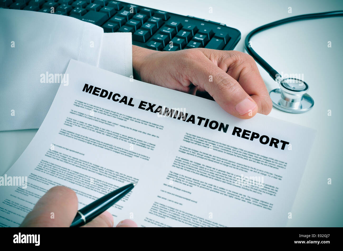 Un médecin dans son bureau montrant un rapport d'examen médical Banque D'Images