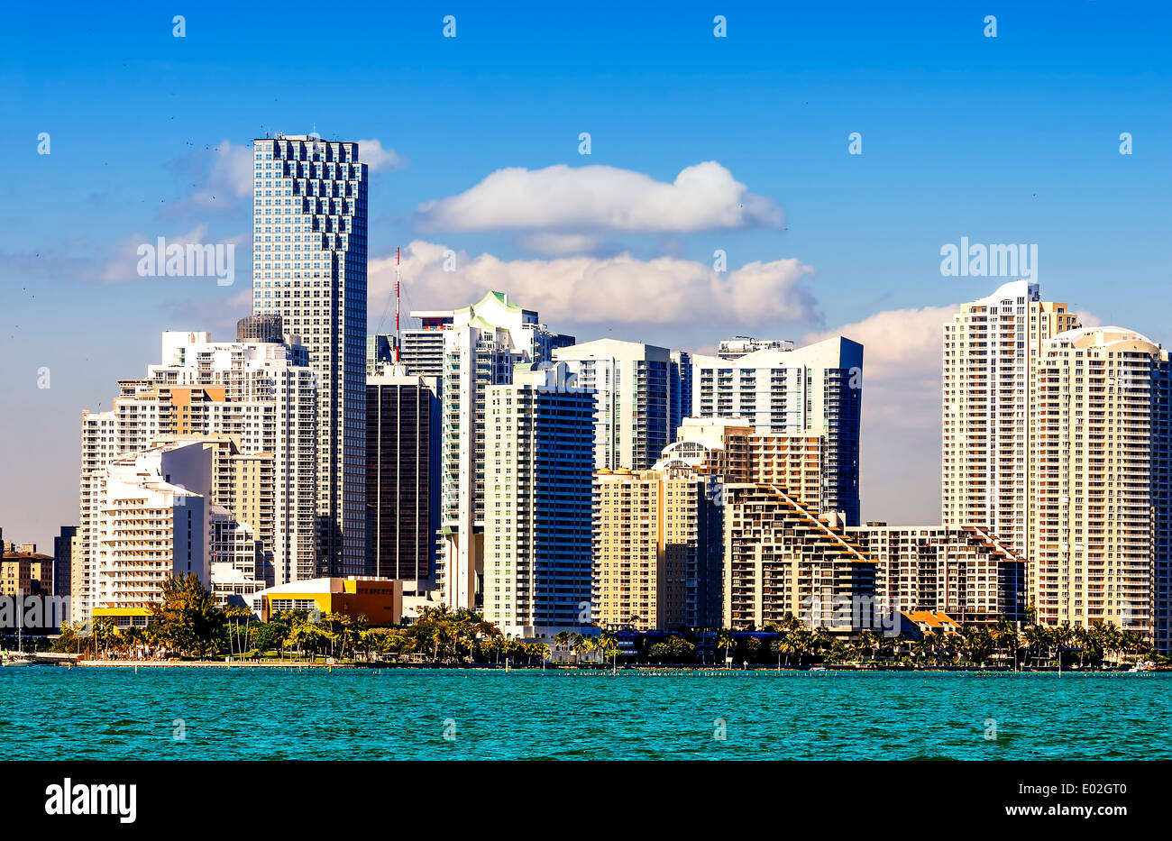 Le centre-ville de Miami dans journée avec Biscayne Bay. Banque D'Images