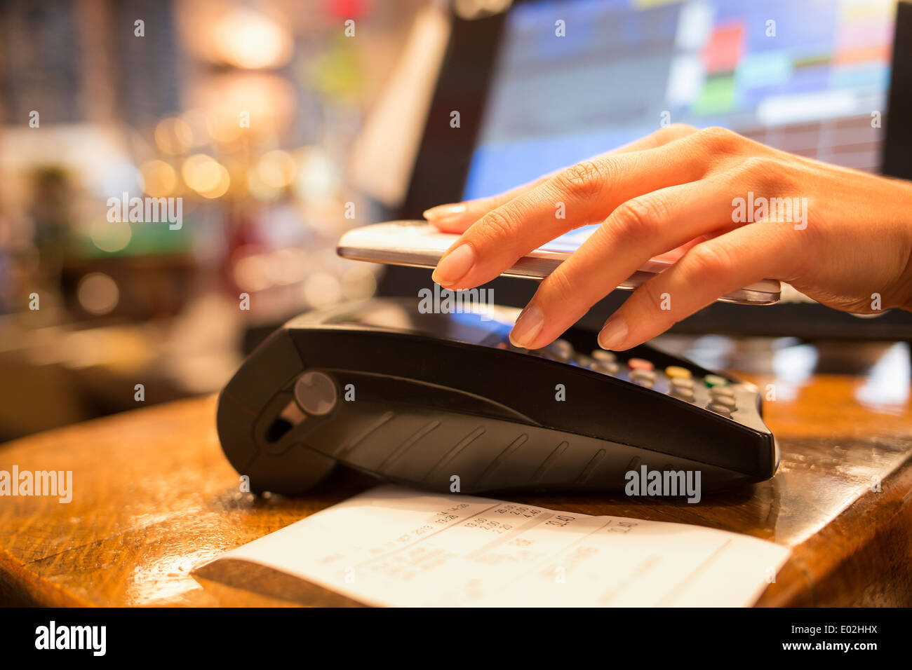 Paiement électronique femelle close-up cell phone part shop lecteur électronique Banque D'Images