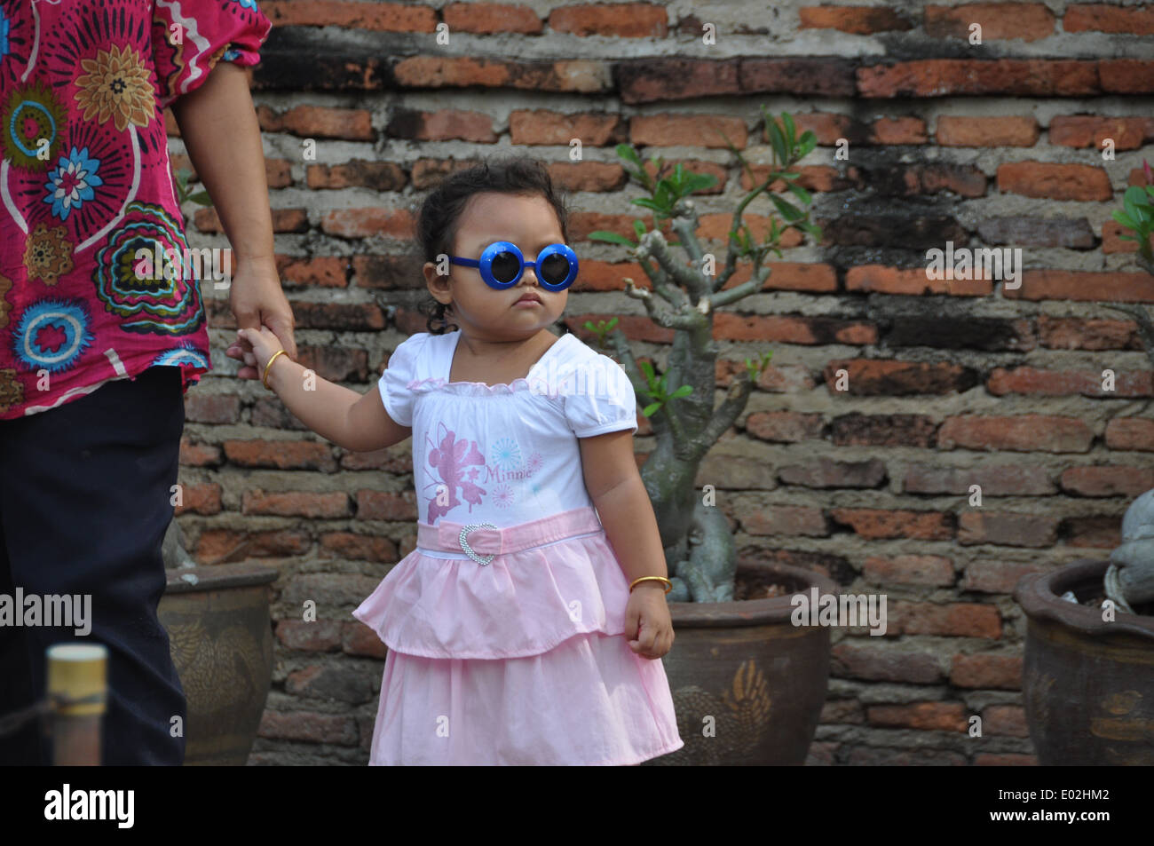 Un peu Thai girl et sa mère visiter le parc historique d'Ayutthaya, Thaïlande. Banque D'Images
