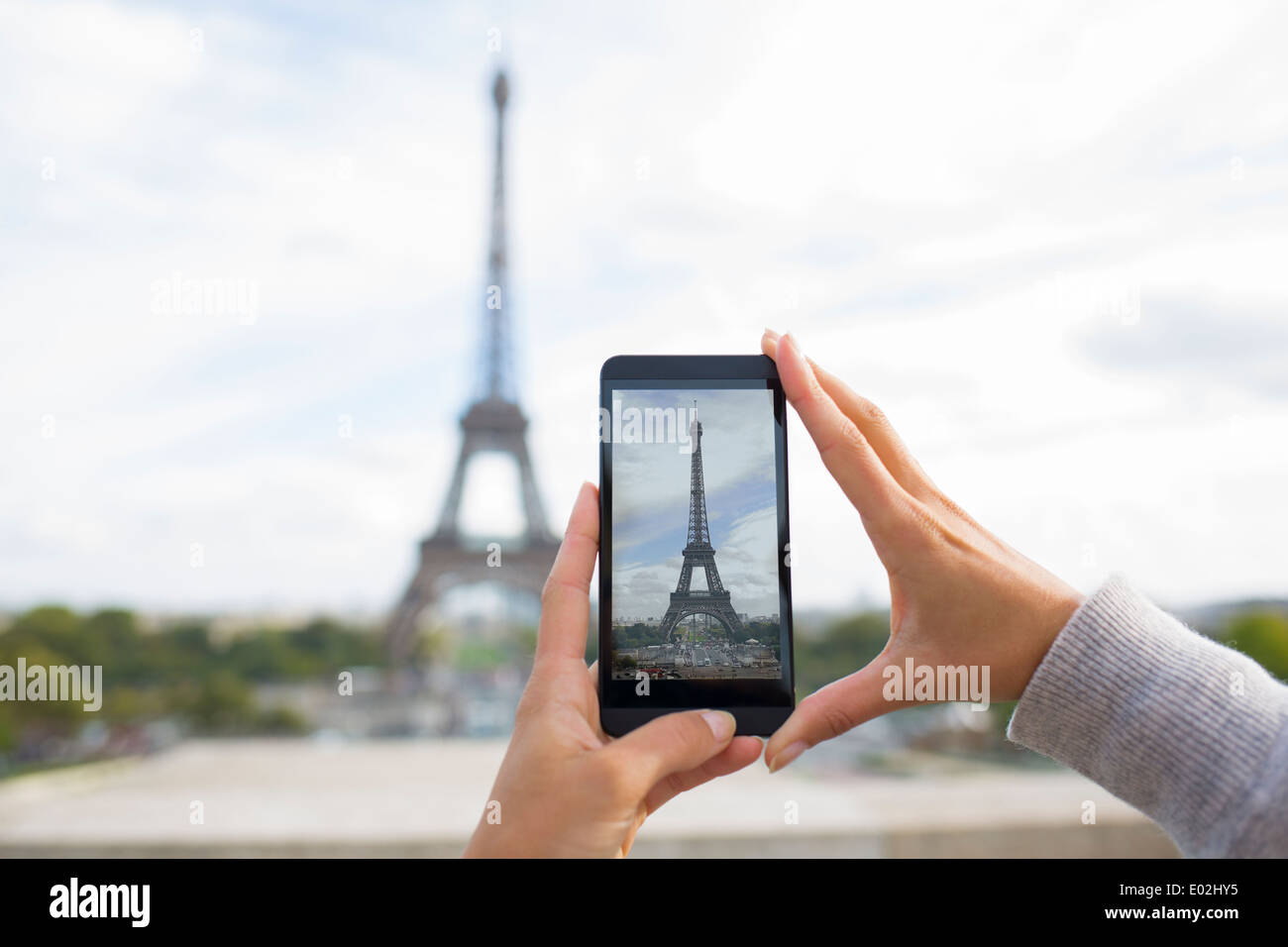 Smart phone femelle phtography travel France Banque D'Images