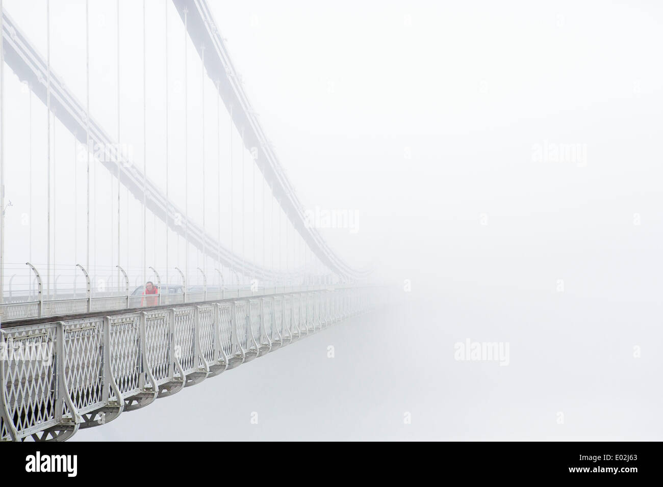 Bristol, Royaume-Uni. Apr 30, 2014. Clifton Suspension Bridge disparaît dans le brouillard comme les banlieusards font leur façon de travailler à Bristol. Le Met Office a émis une alerte météo jaune pour le sud de l'Angleterre et au Pays de Galles en raison d'un épais brouillard - qui a conduit à la perturbation des vols du matin à Londres et Bristol. Le 30 avril 2014 Crédit : Adam Gasson/Alamy Live News Banque D'Images