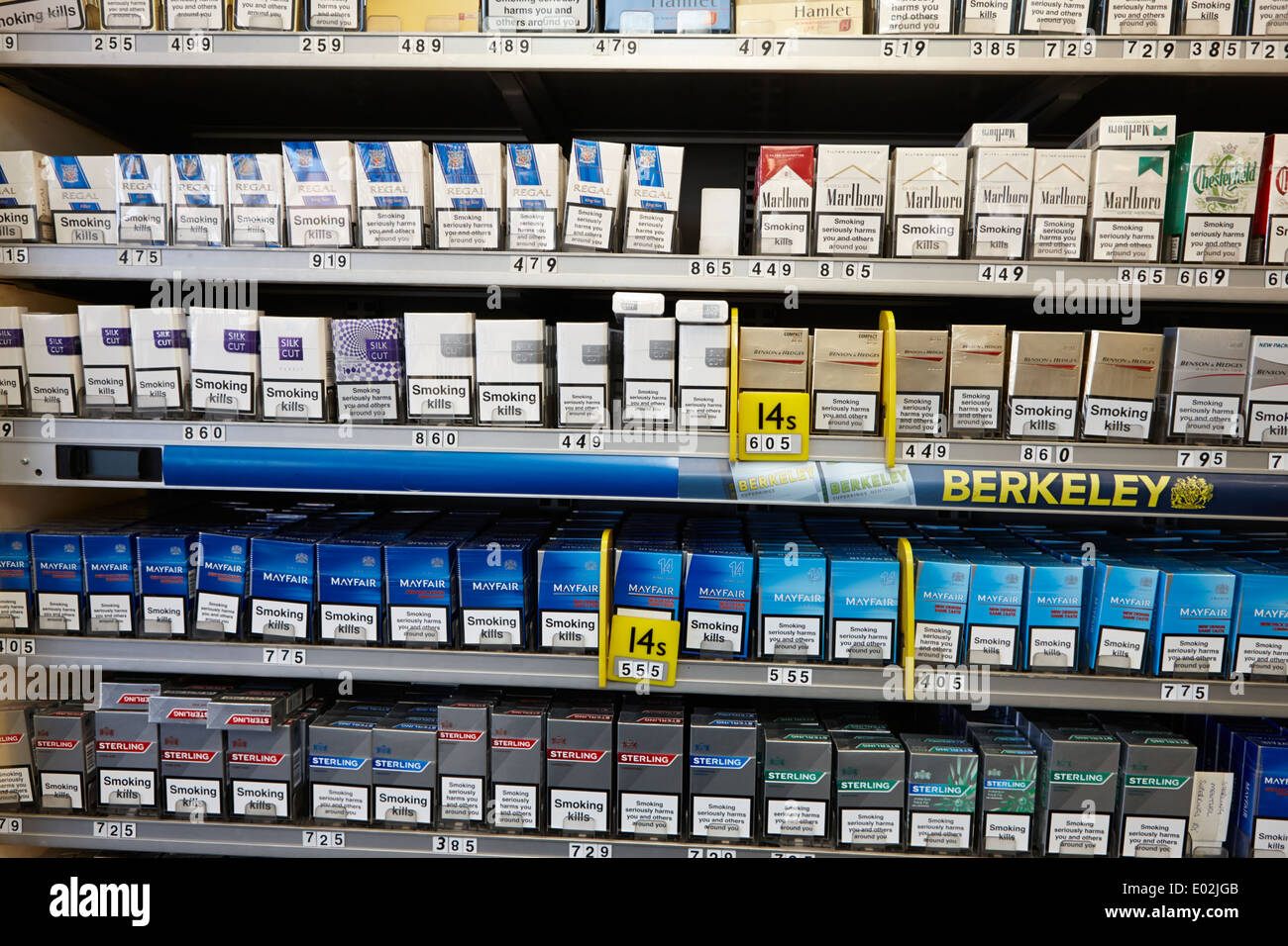 Produits du tabac cigarette découvert dans un cabinet dans un petit magasin d'Irlande Banque D'Images