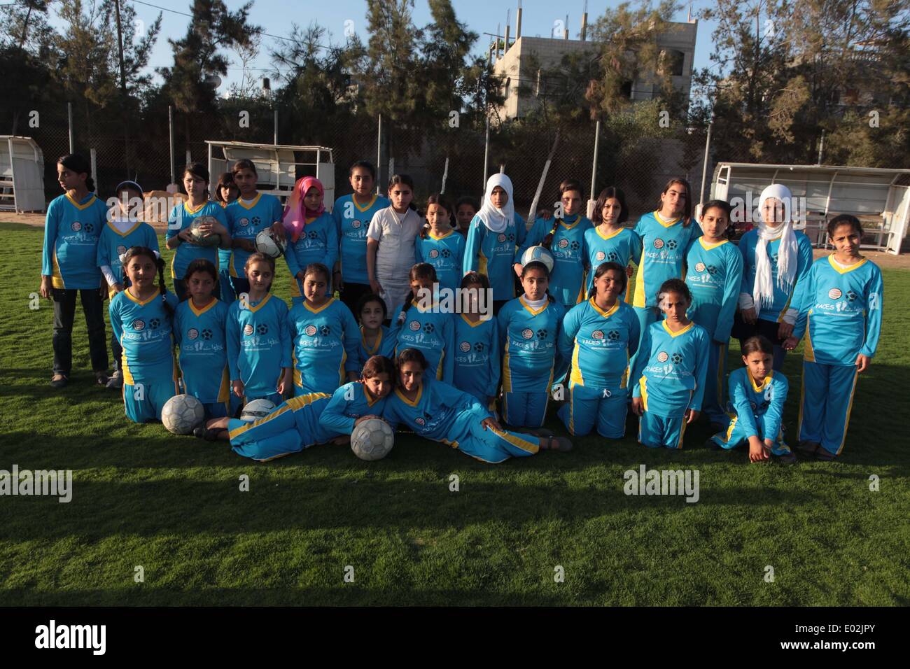 La ville de Gaza, bande de Gaza, territoire palestinien. Apr 30, 2014. Filles palestiniennes prennent part à une session de formation au club de football de Beit Lahia dans le nord de la bande de Gaza, le 30 avril 2014, dans le cadre d'un programme sport après l'école financée par l'Association pour les enfants de Palestine s'Encouragement des Sports (épreuve © Ashraf Amra/APA Images/ZUMAPRESS.com/Alamy Live News Banque D'Images