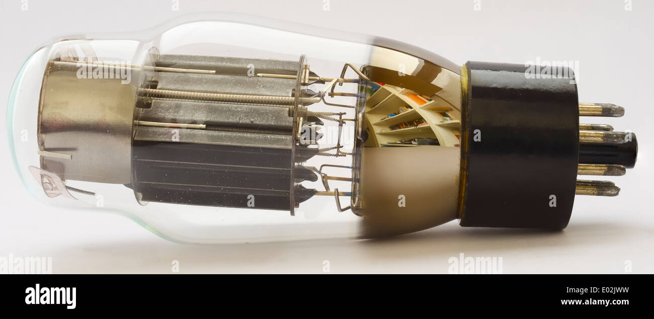 Tube à vide 6AS7G (équivalent 6080) sur fond blanc Banque D'Images