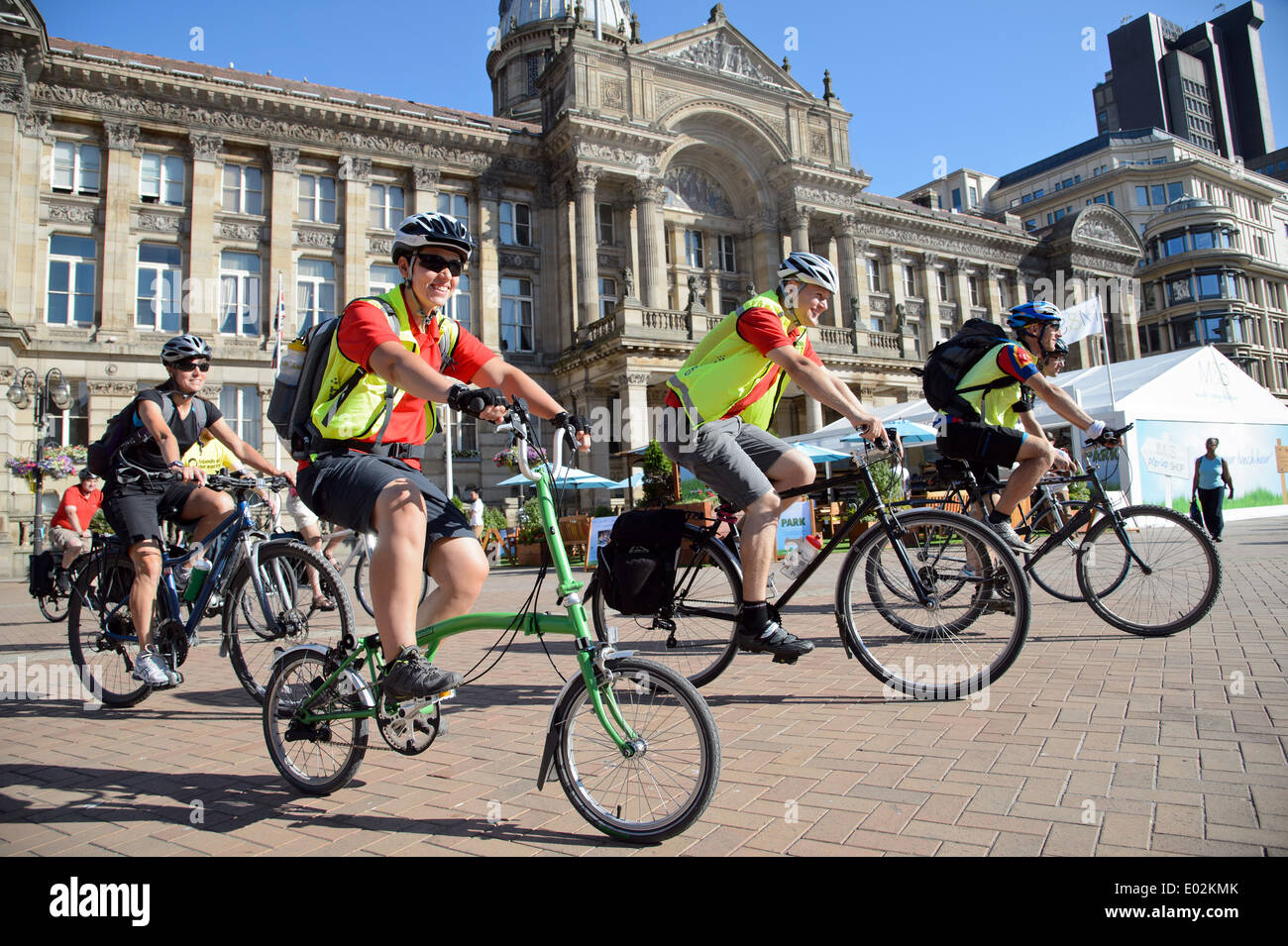 Les navetteurs à vélo au travail à travers le centre-ville de Birmingham Banque D'Images