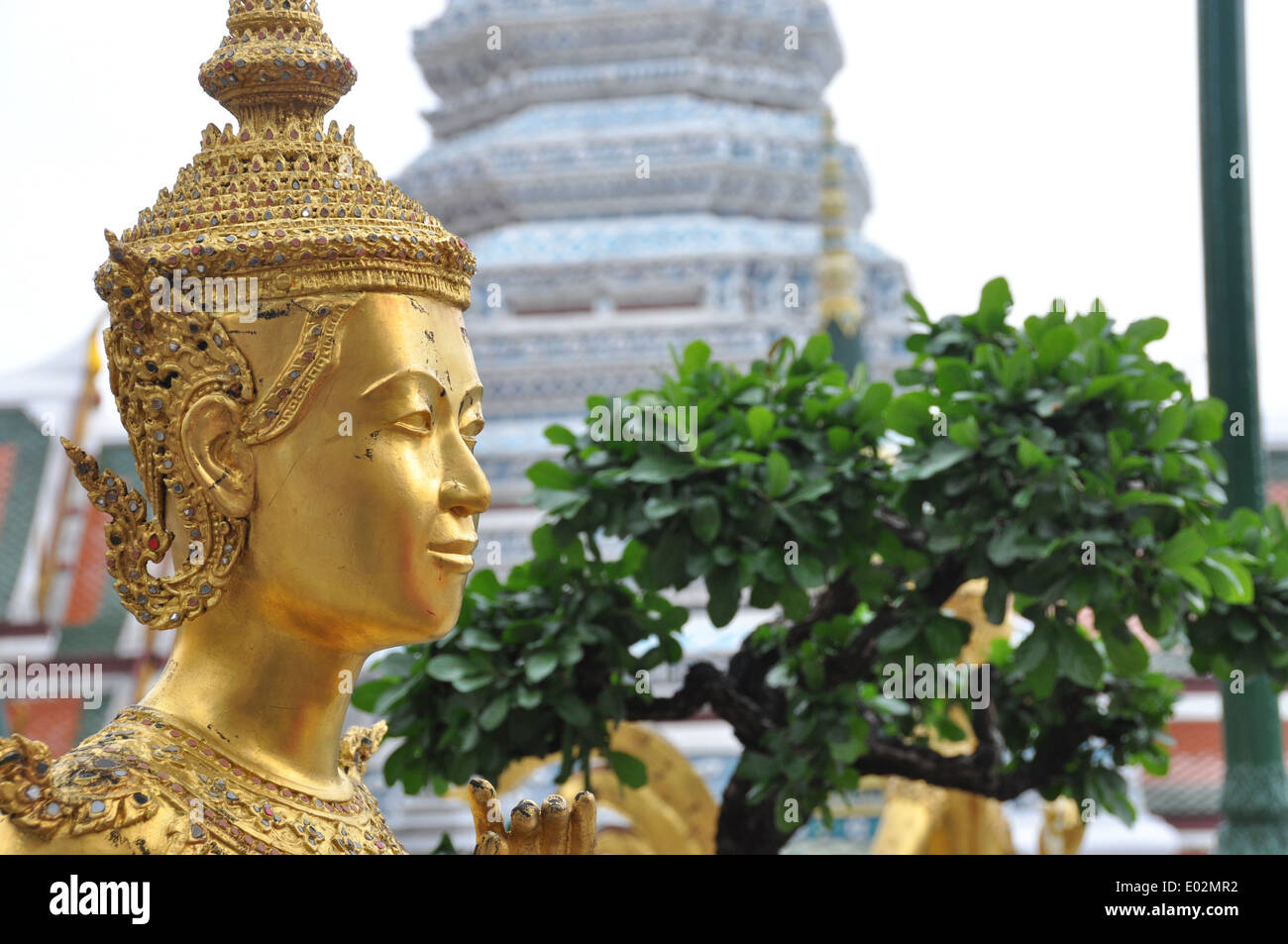 Statue d'un kinnara dans Wat Phra Kaew, dans le Grand Palace, Bangkok. Banque D'Images