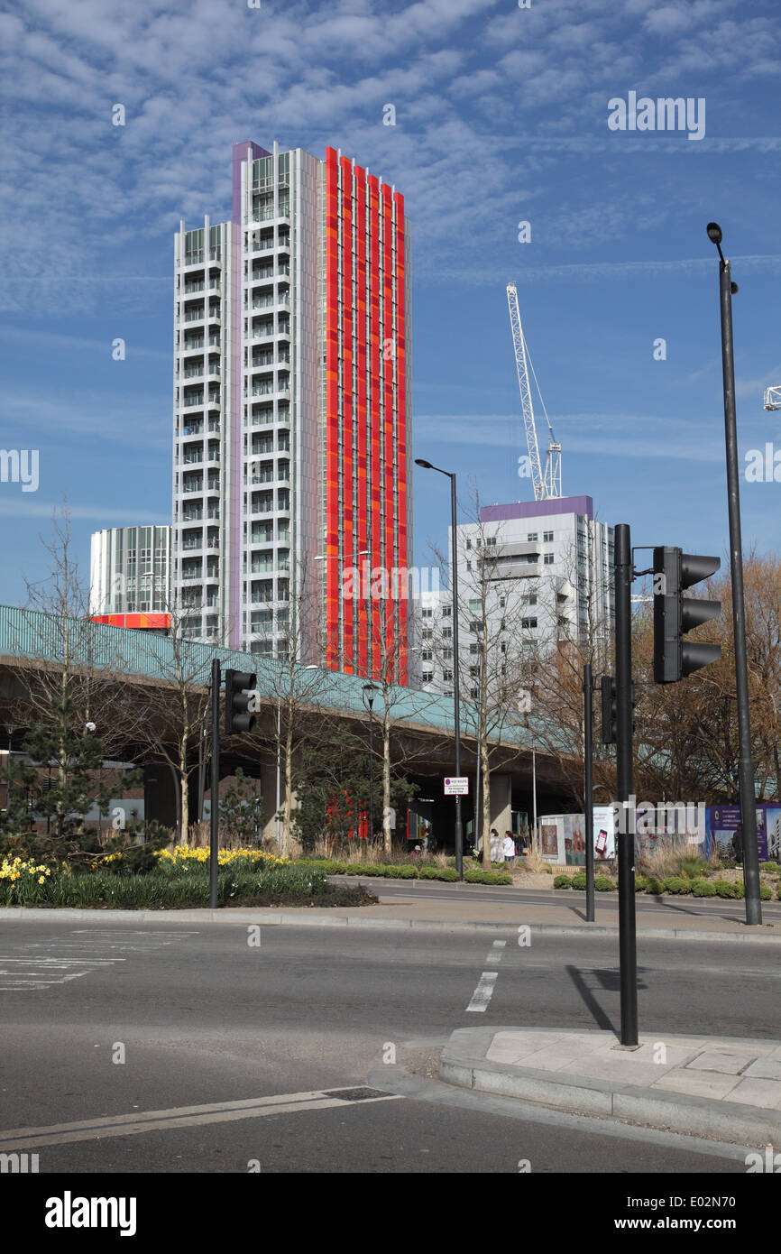 Un nouveau quartier résidentiel avec bloc rouge distinctif bardage côté de l'A13 Newham Way flyover à Canning Town dans l'Est de Londres, UK Banque D'Images