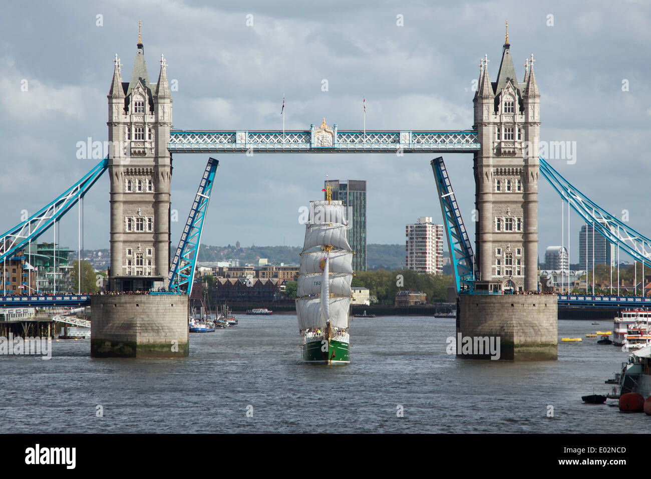 Le grand navire de construction allemande, l'Alexander von Humboldt, ll, en passant par le London Tower Bridge à full sail, 26 avril 2014 Banque D'Images