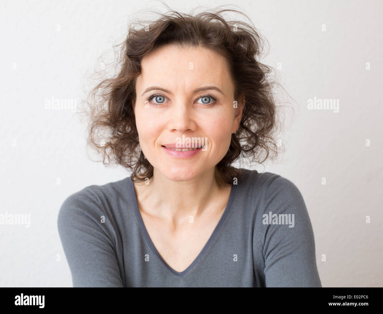 Close-up portrait naturel de femme 30-40 ans Banque D'Images