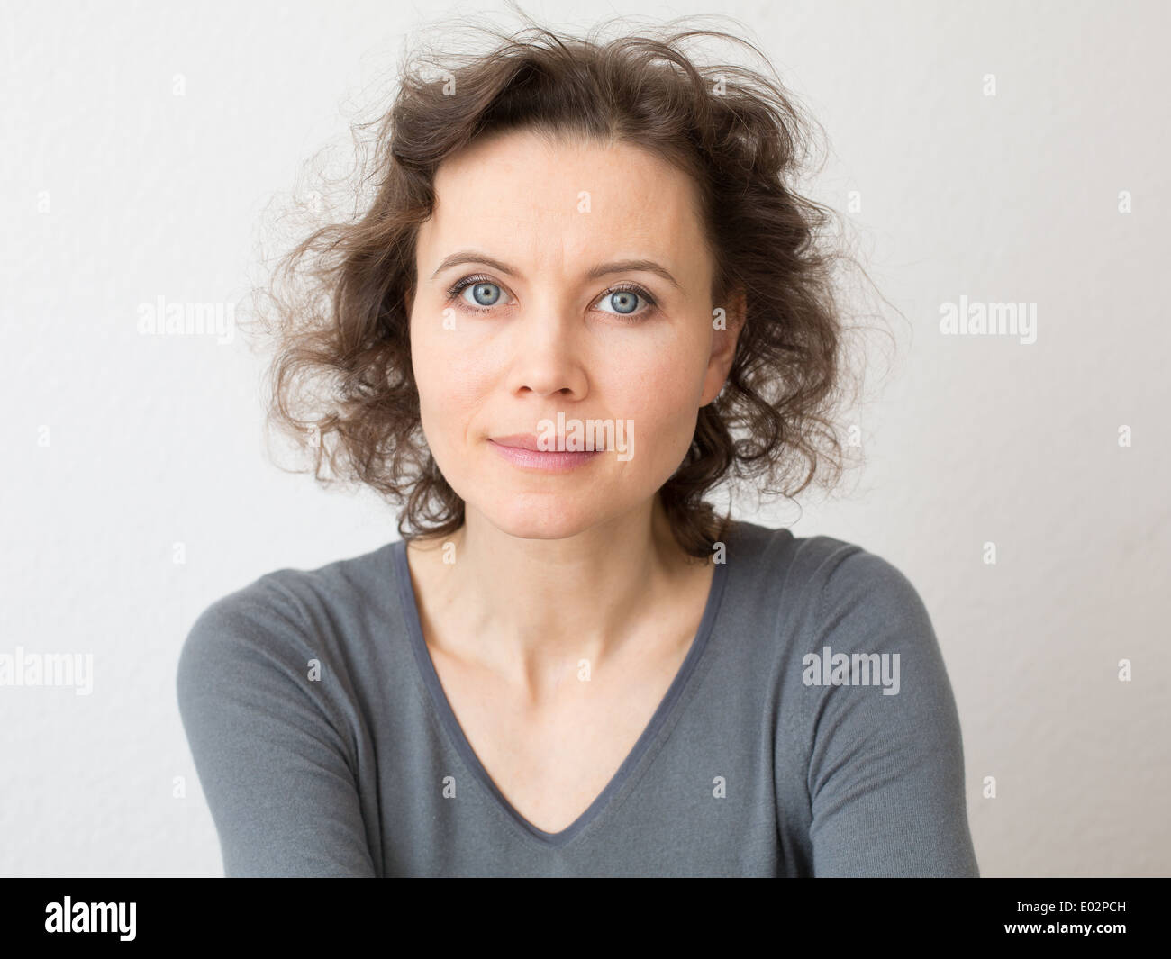 Close-up portrait naturel de femme 30-40 ans Banque D'Images