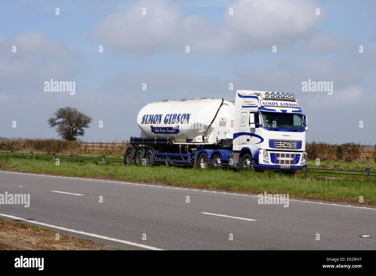 Un pétrolier simon Gibson qui se déplacent le long de l'A417 à deux voies dans les Cotswolds, en Angleterre Banque D'Images